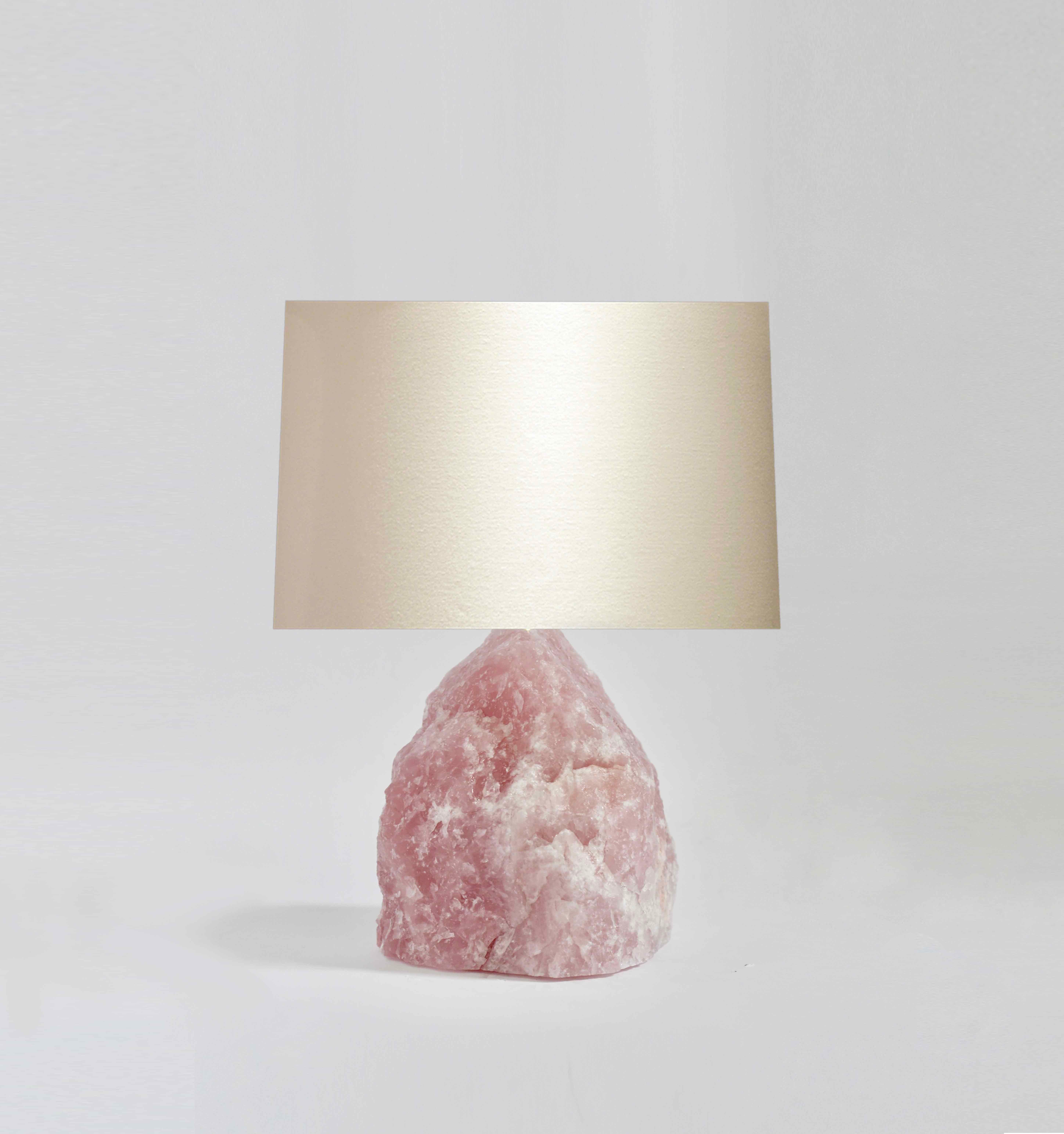Coppia di lampade in cristallo di rocca di quarzo rosa naturale, create da Phoenix Gallery, NYC.
Fino al cristallo di rocca: 12
