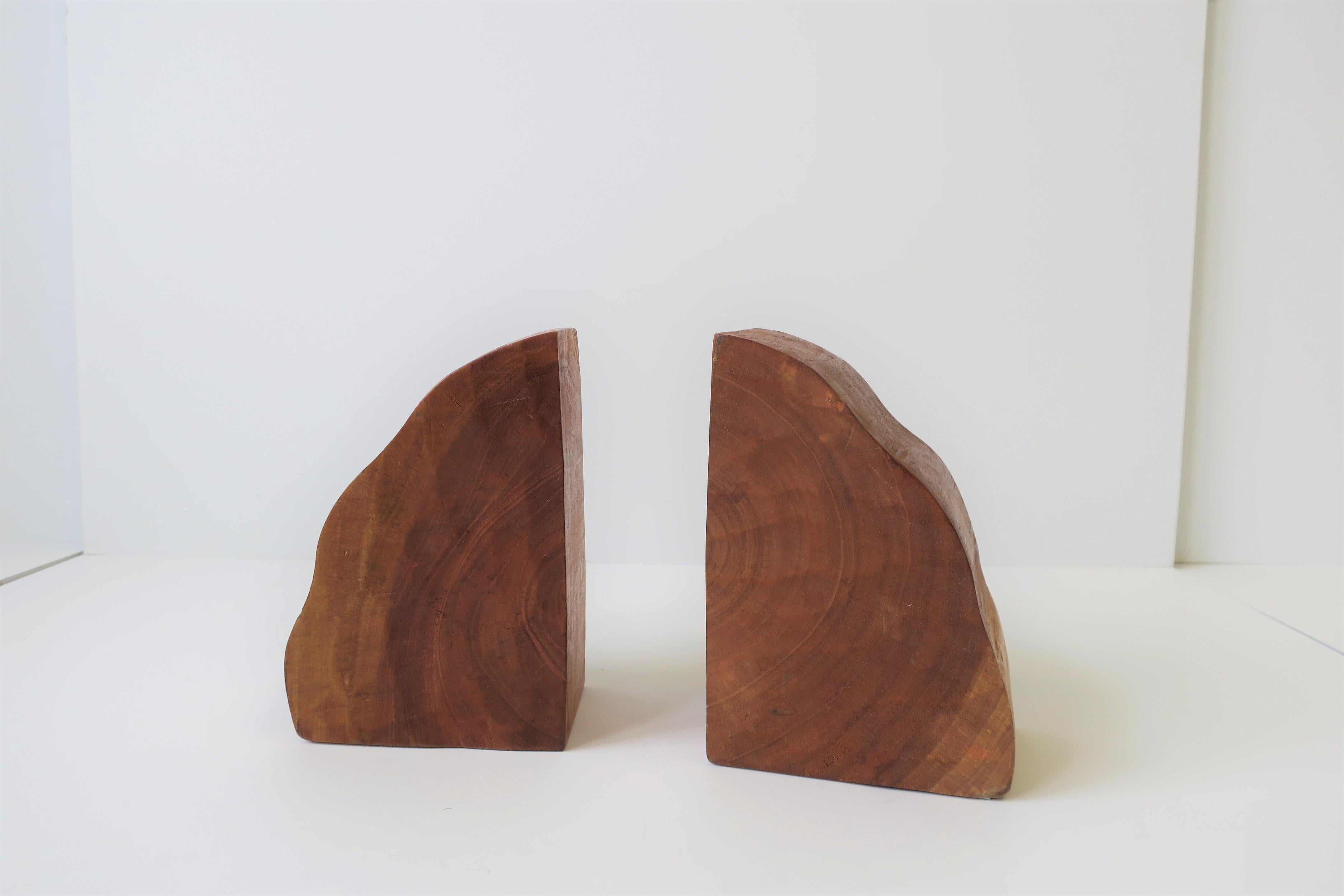 Paire de serre-livres organiques, modernes et naturels, conçus à partir d'une seule pièce de bois, vers le 20e siècle. 

Dimensions : 4,50