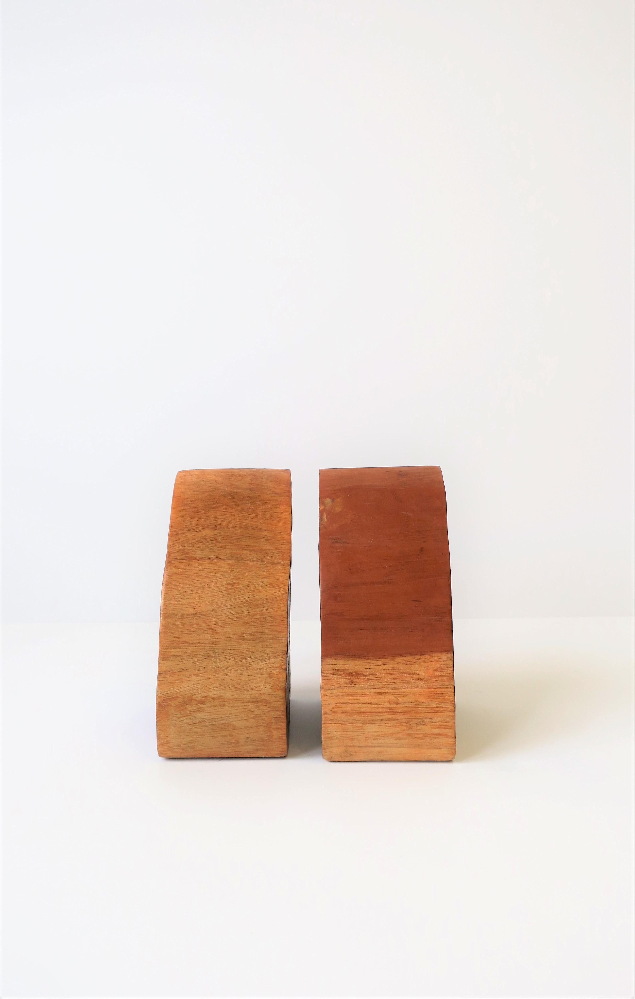 Paire de serre-livres en bois naturel 3
