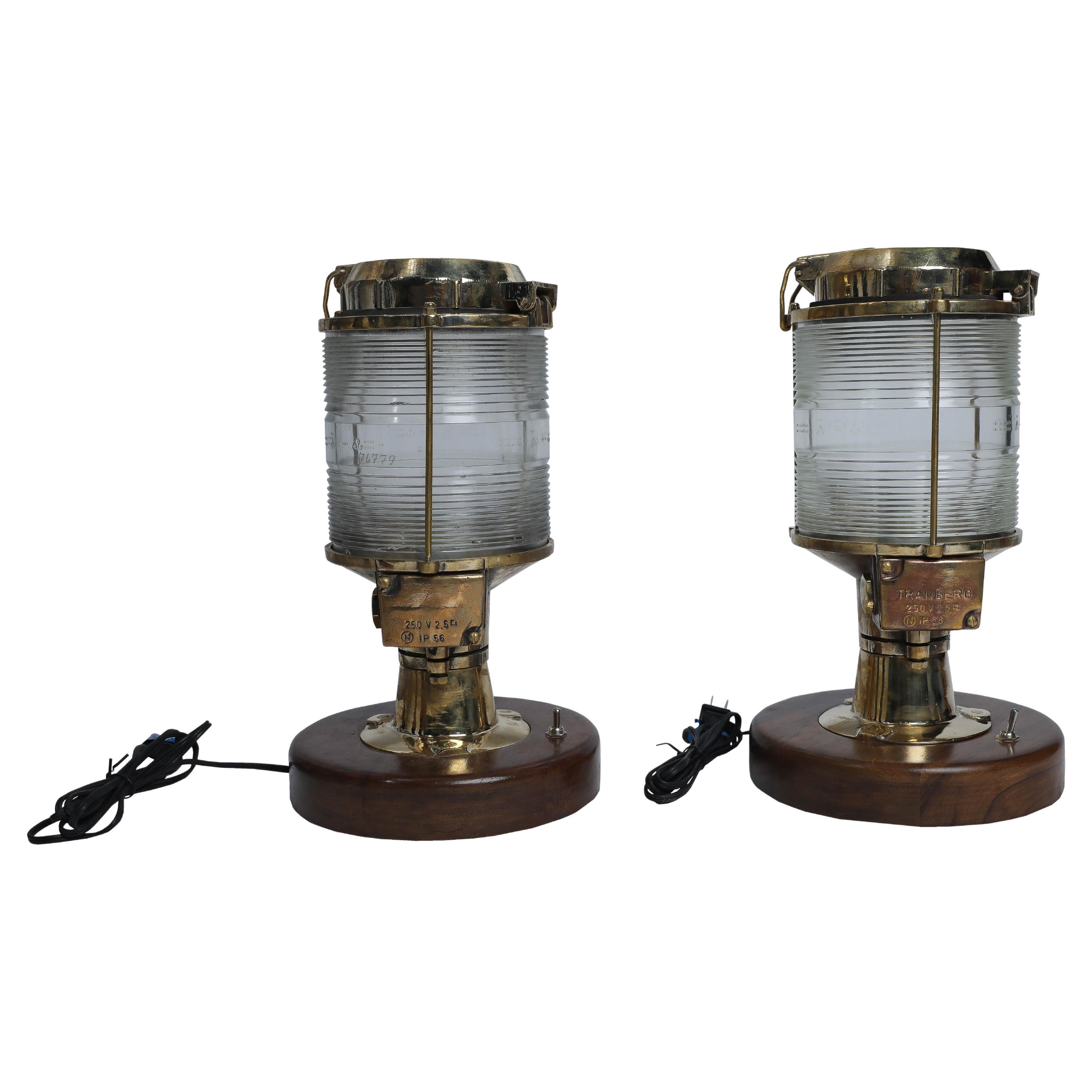 Paire de lampes de navigation en laiton avec lentille de fresnel montées sur une base en teck avec un interrupteur sur la base.  Polie et recâblée pour une utilisation américaine, elle est dotée d'une ampoule à culot standard.  La partie supérieure