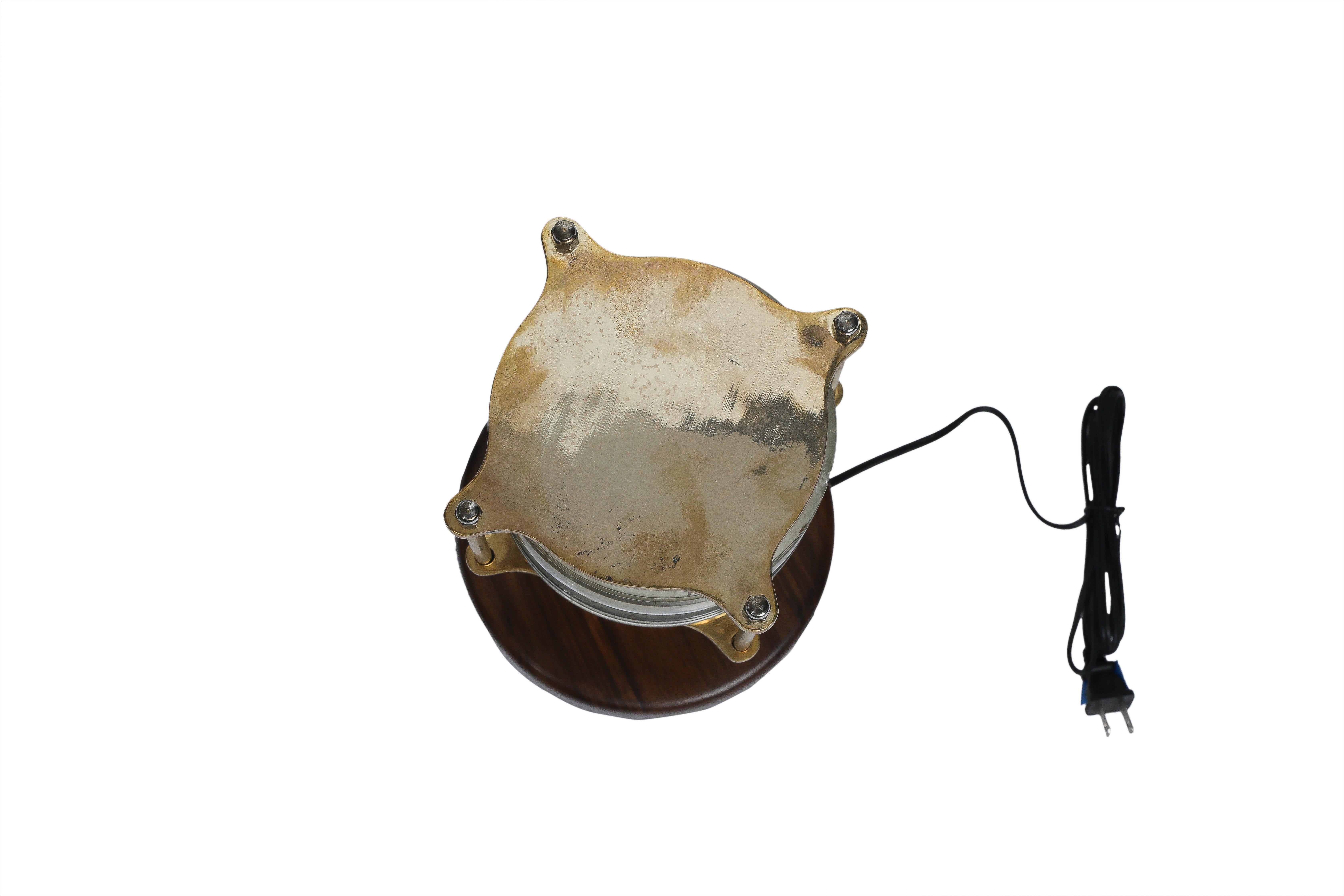 20ième siècle Paire de lampes de poste de navigation en laiton en vente