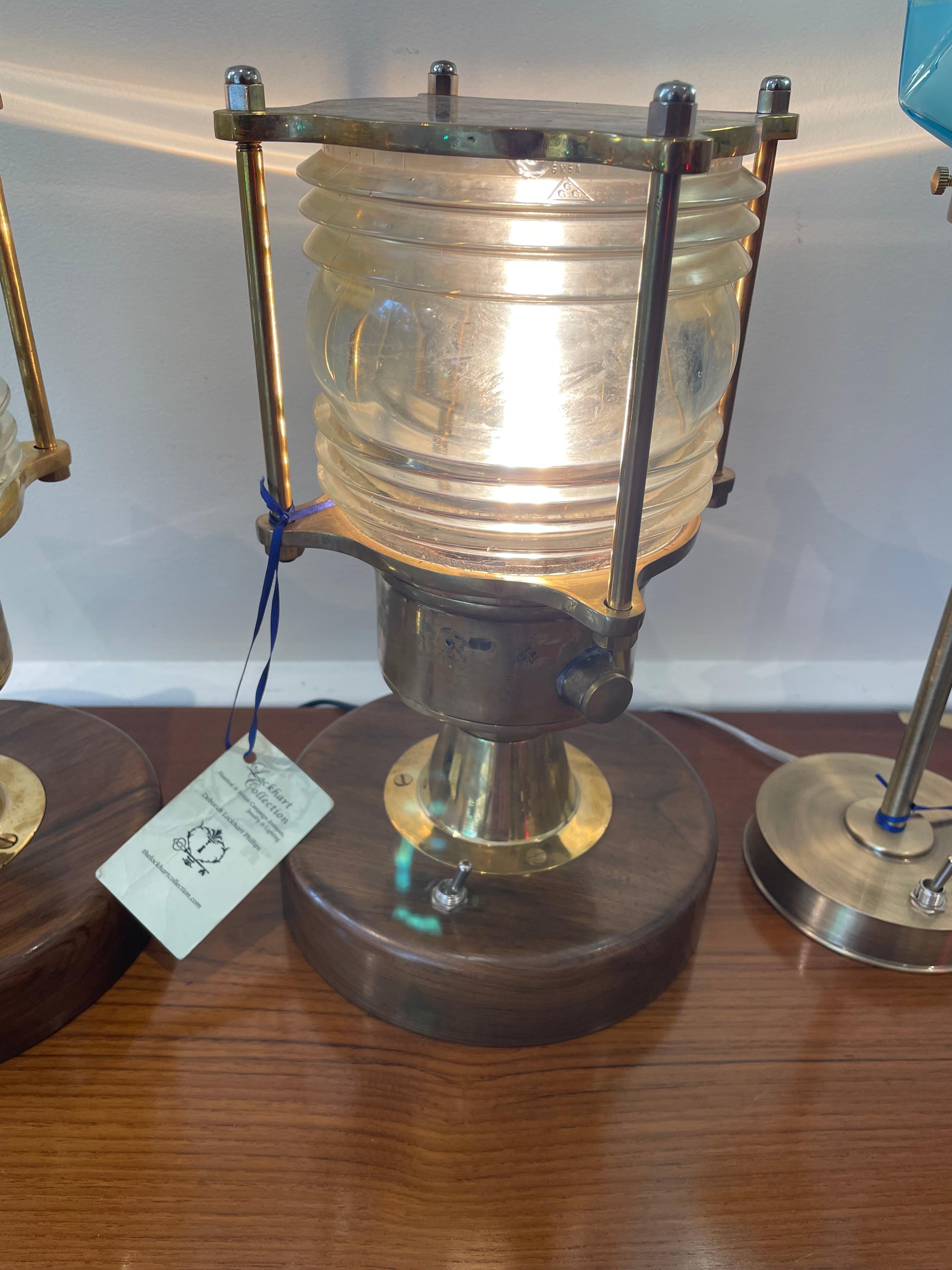 Verre Paire de lampes de poste de navigation en laiton en vente