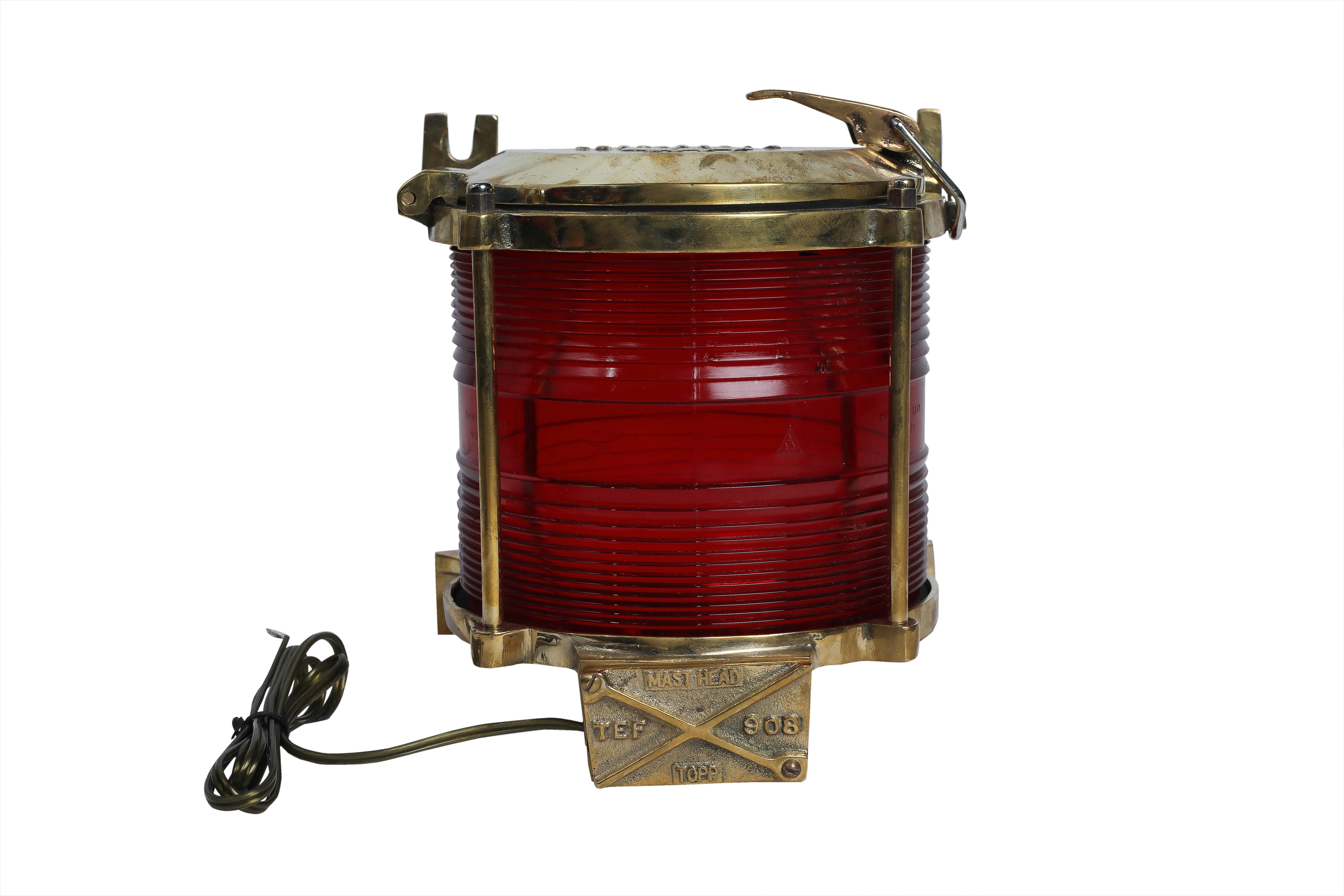 Une fabuleuse paire de feux de circulation nautiques et marins en laiton à bâbord et à tribord provenant d'un navire déclassé.  Ces lampes étaient à l'origine fixées au mur ou sur le côté et peuvent être utilisées comme appliques ou posées sur une