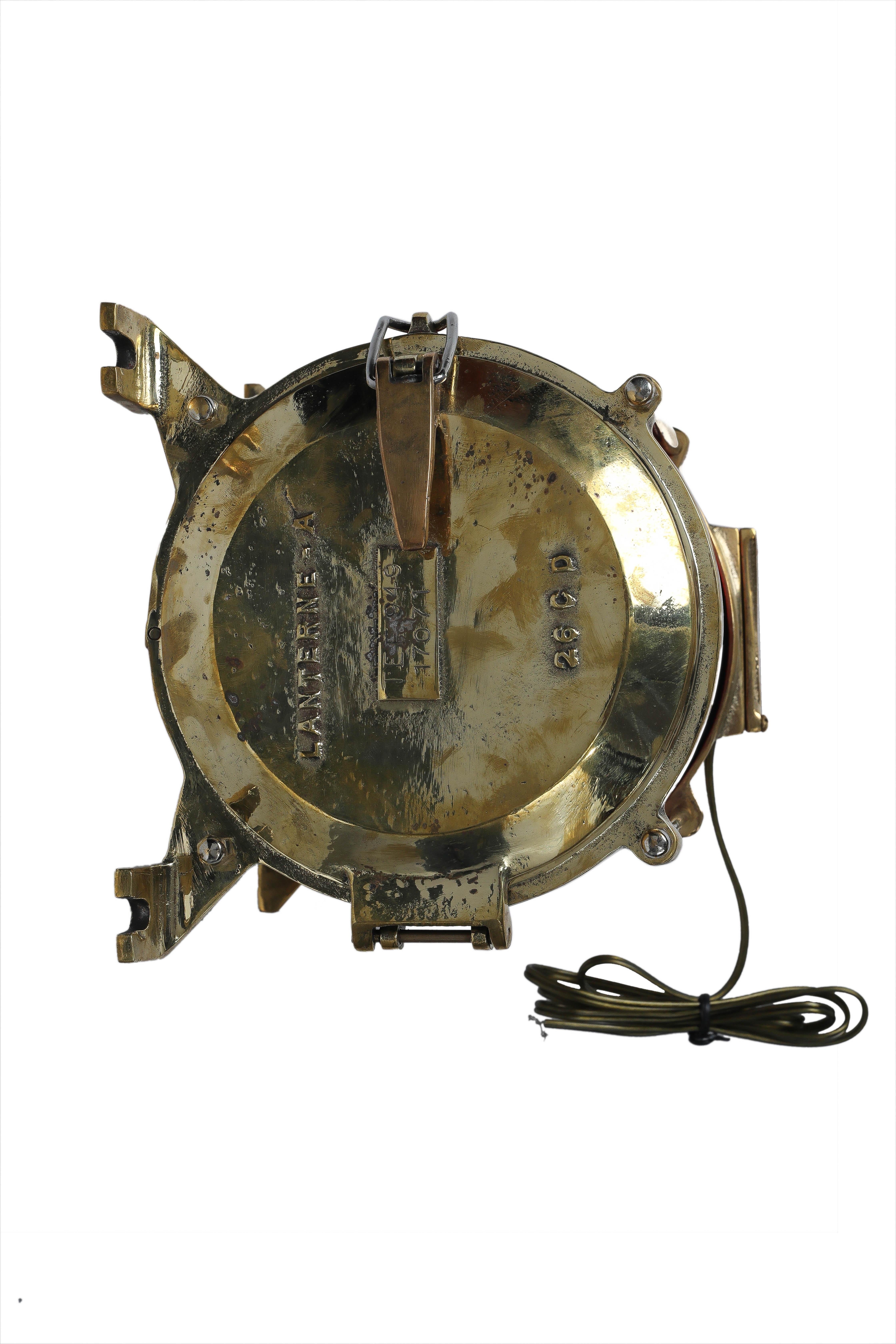 Laiton Paire de lampes de table ou d'applique à bâbord et tribord en laiton avec lentille de Fresnel en vente