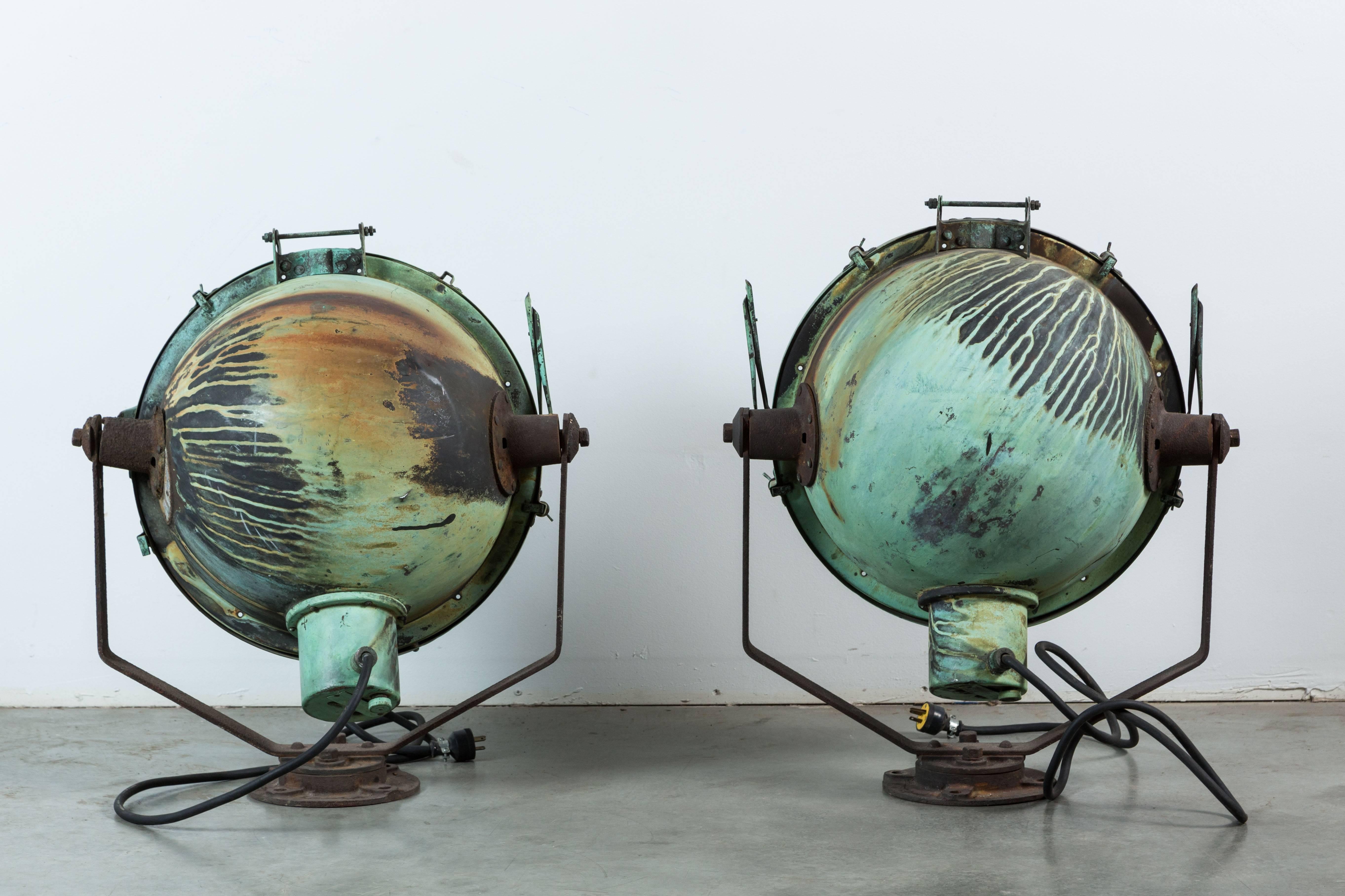 Coppia di luci nautiche in rame con un'incredibile patina originale. Luci molto robuste e solide. Sono stati ricablati e sono funzionanti. Sono perfetti con una grande lampadina Edison. Funzionano molto bene anche rivolti verso una parete per