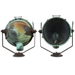 Paire de lampes de spot de bateau nautiques en cuivre patiné d'origine