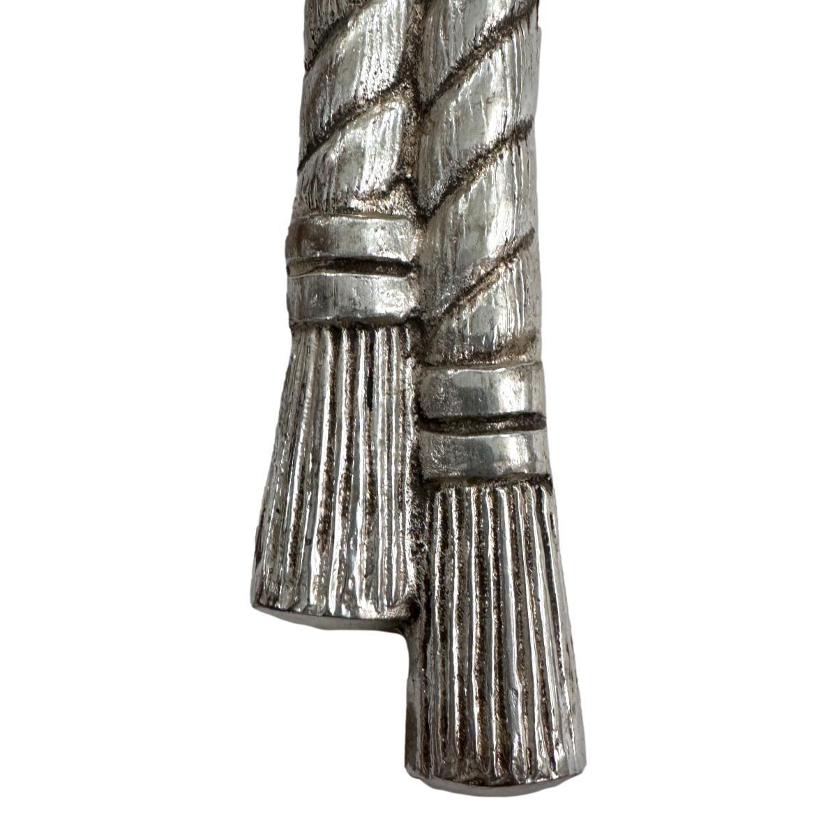 Coppia di appliques in corda e nodi nautici argentati italiani del 1950 circa

Misure:
Altezza: 22