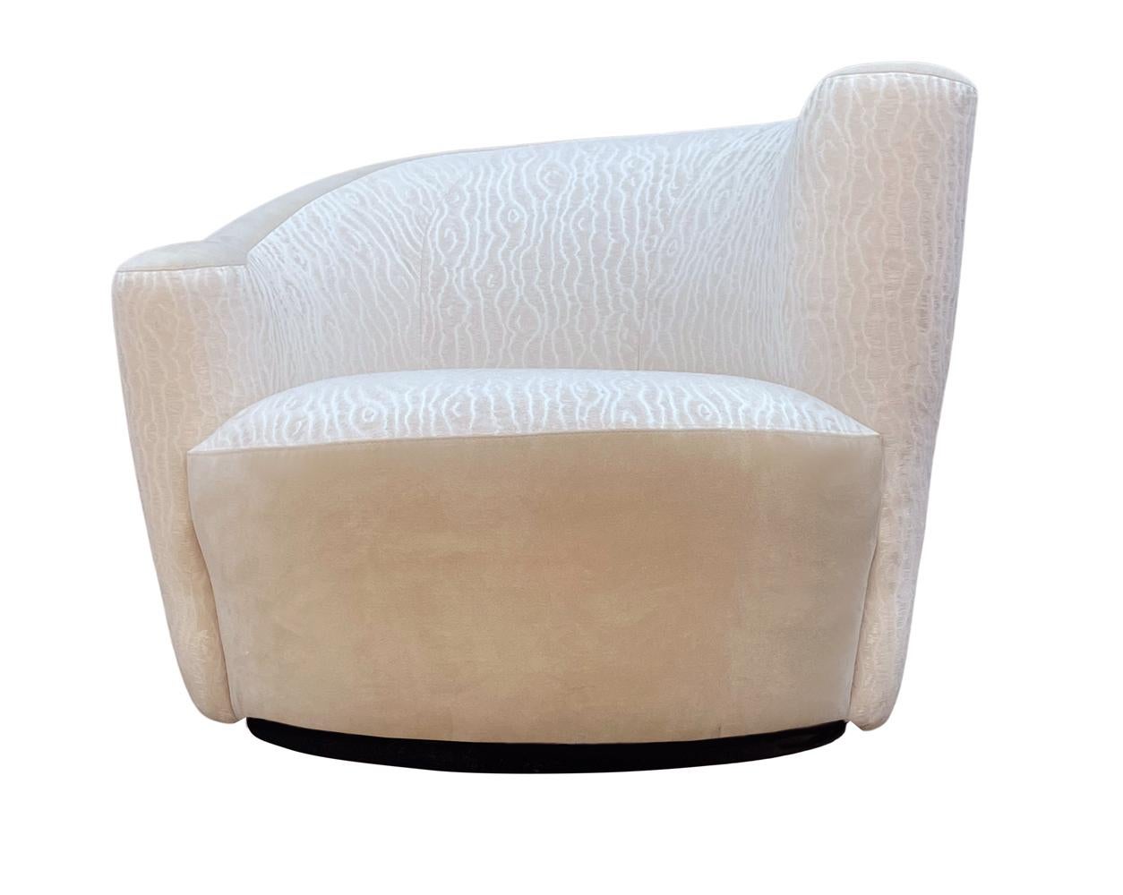 Paire de fauteuils pivotants en forme de tire-bouchon, vers les années 1980. Ils sont dotés d'un revêtement bicolore d'origine et d'une base pivotante noire plate. Etat d'origine propre. 