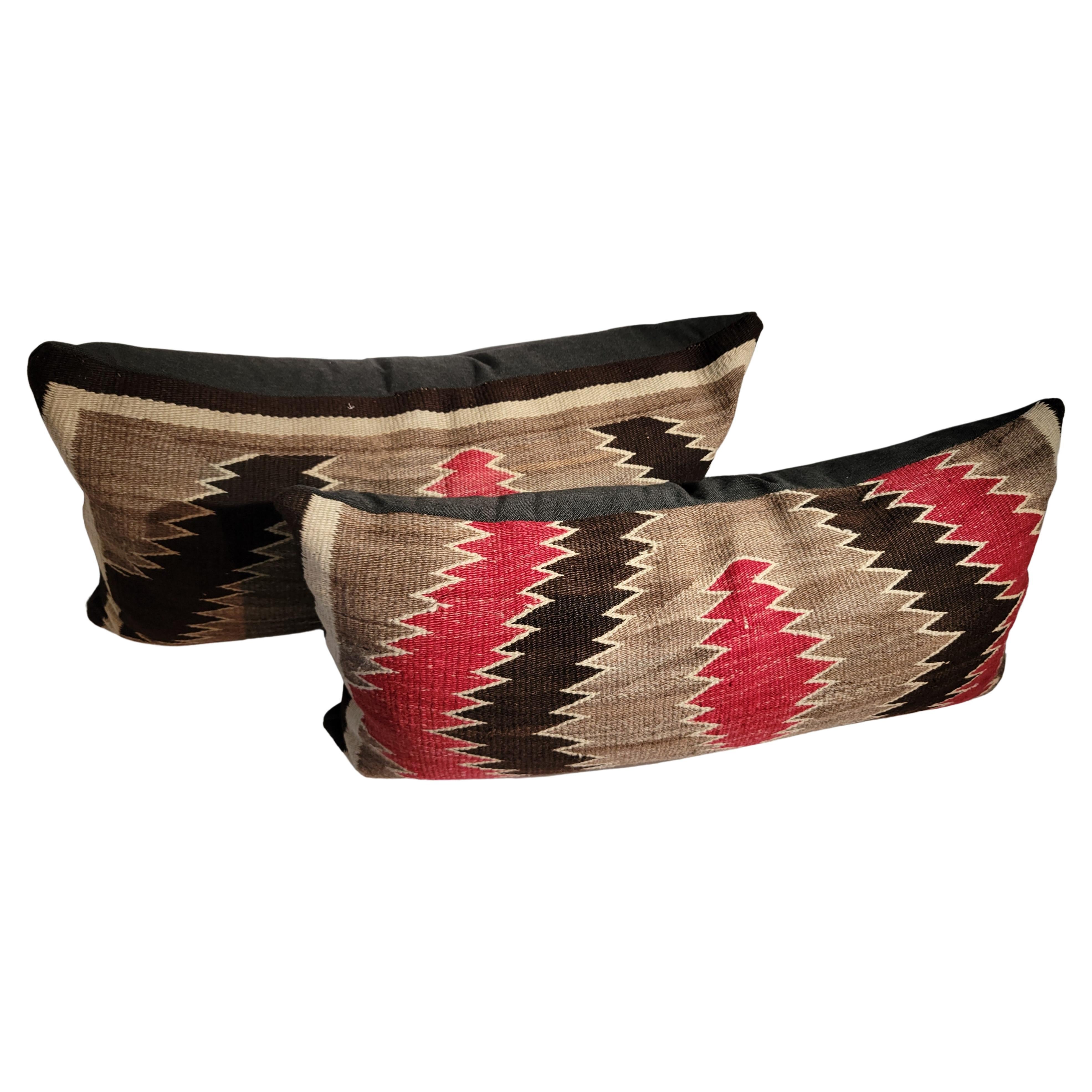 Questa coppia di cuscini bolster in tessitura indiana Navajo sono in condizioni incredibili e risalgono ai primi anni del XX secolo. Questi cuscini in tessitura con occhi abbaglianti sono incredibili.