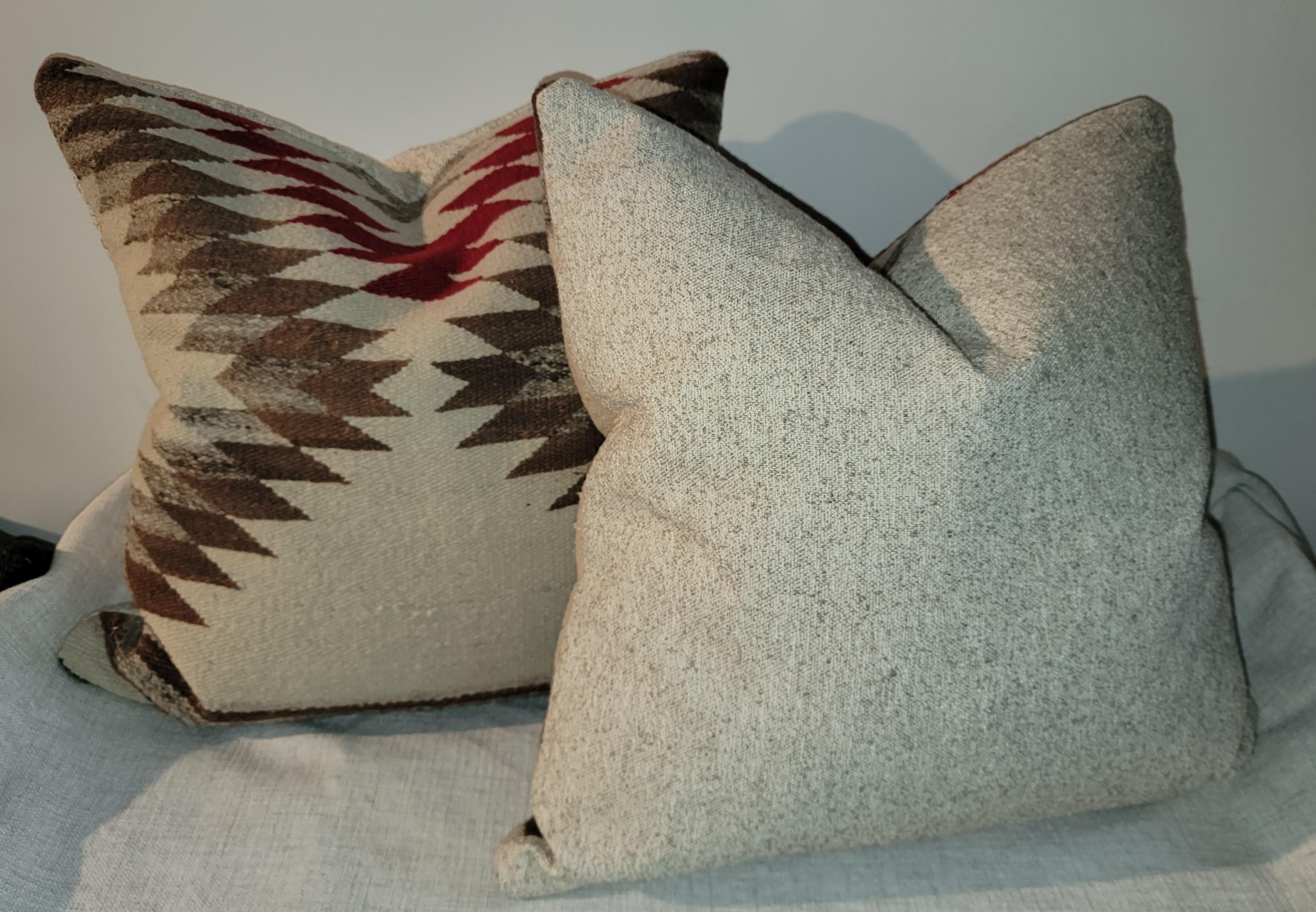 Paar schöne Navajo-Indianer Weben Auge Blender Kissen. Diese Kissen eignen sich hervorragend für ein Sofa, einzelne Stühle, eine Bank oder ein Bett. Einsätze aus Daunen und Federn sowie eine Hülle mit Reißverschluss.