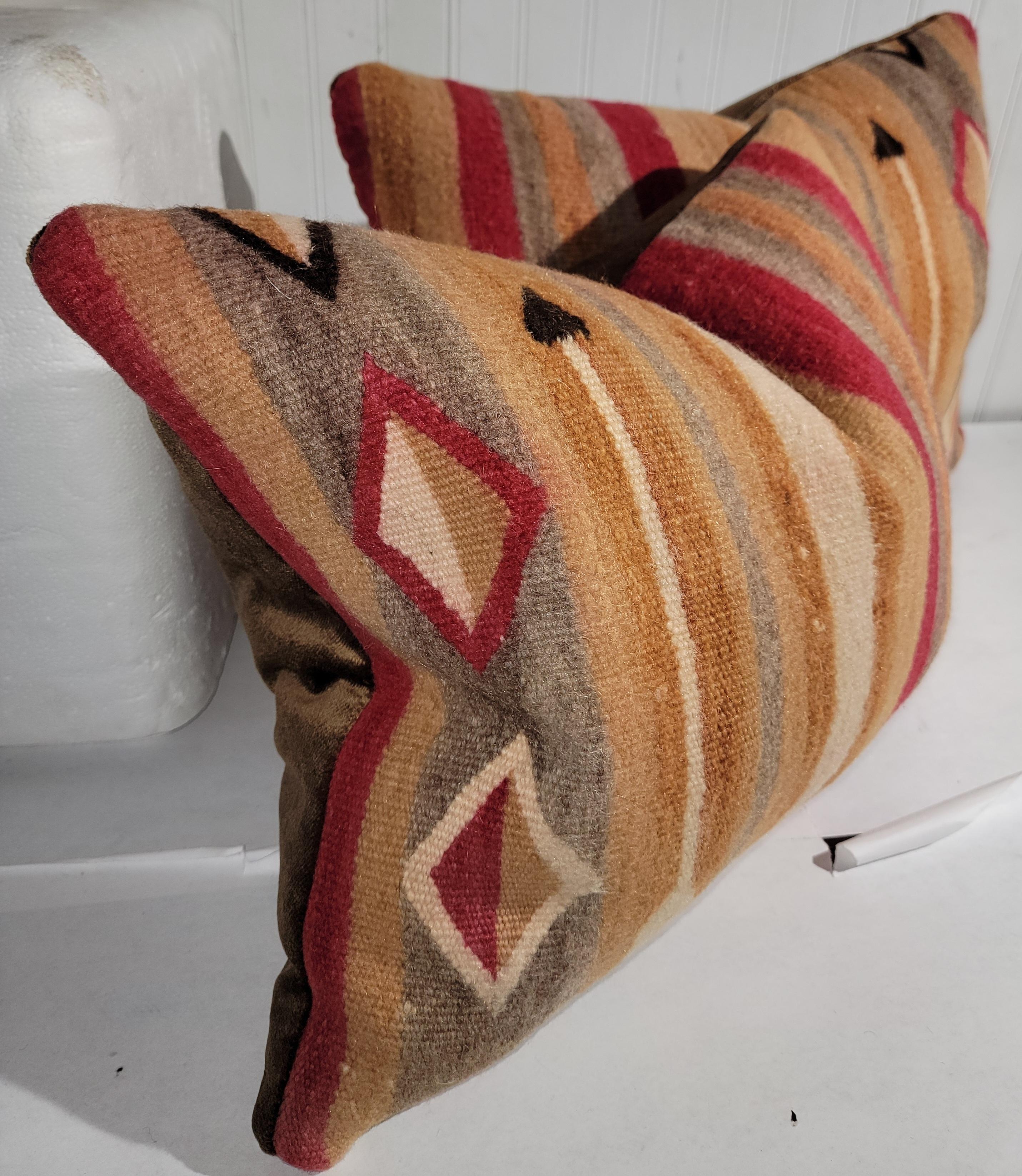 Incredibili cuscini in lana morbida di tessitura indiana Navajo e la lana è morbida come quella di Alpaca! Gli inserti sono in piuma e piumette.