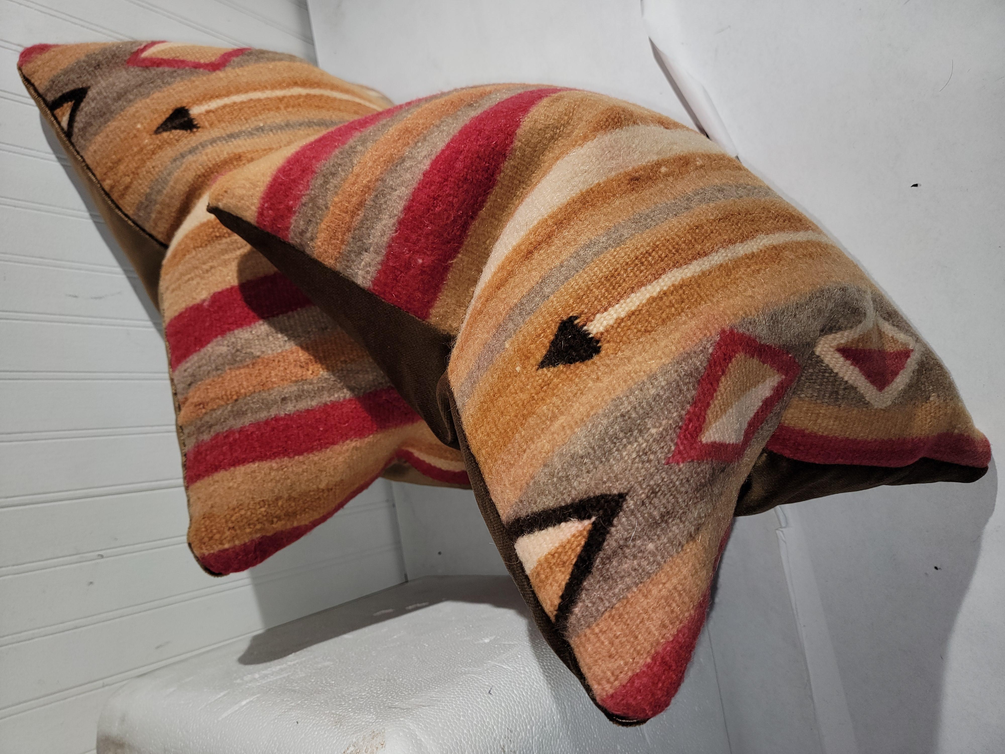 Stile Adirondack Coppia di cuscini indiani Navajo (in morbida lana) - Coppia in vendita