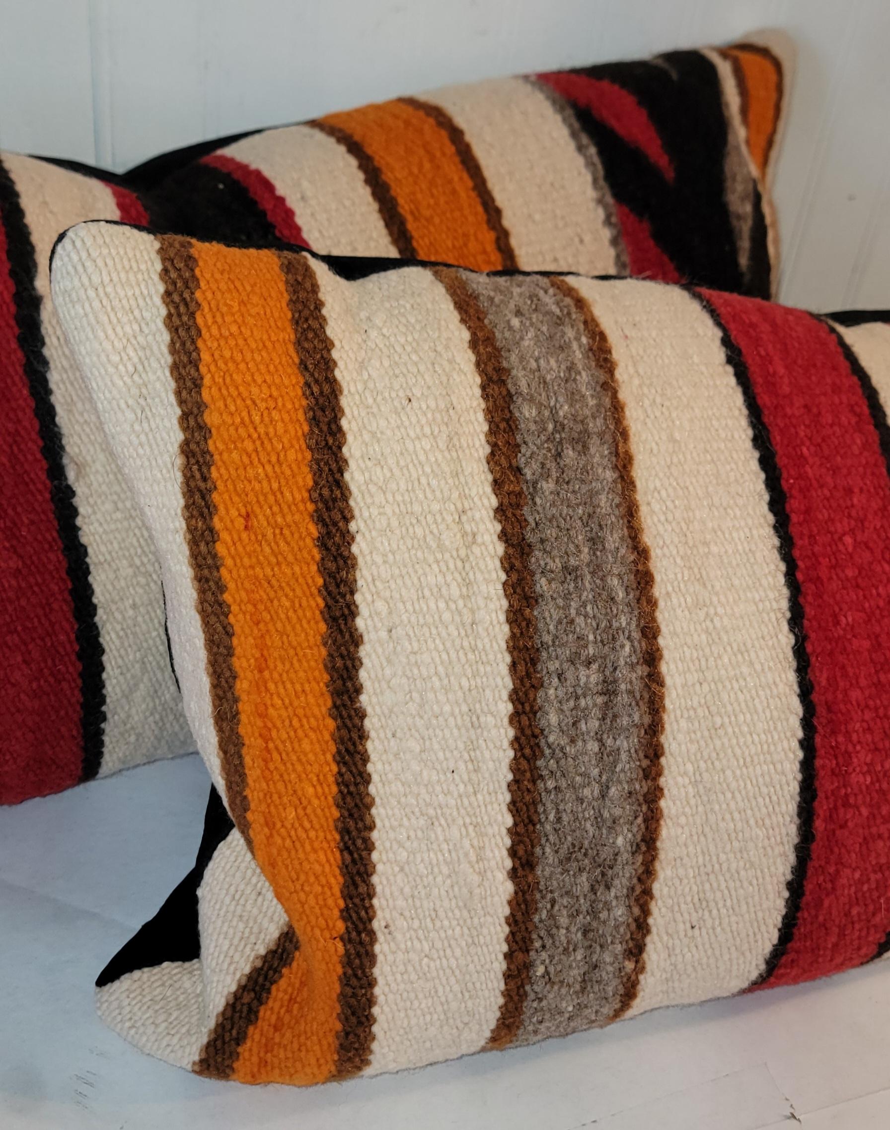 Meravigliosi cuscini indiani Navajo a righe verticali. Una palette di colori molto insolita che è vibrante e che risalta quando la si guarda. Tessuto vintage appena trasformato in cuscini. 