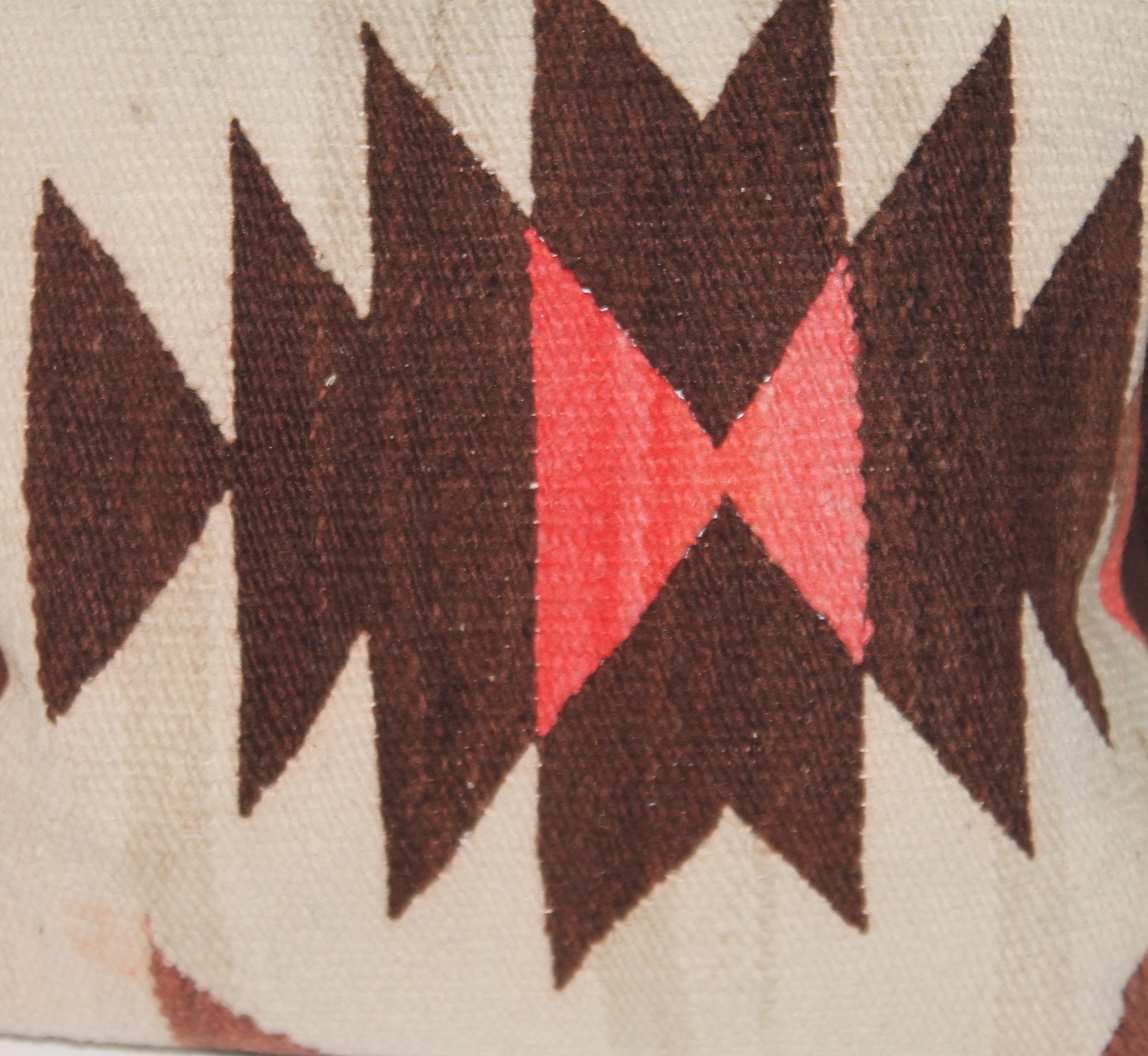 Coussins en tissage indien géométrique Navajo en paire. Les dossiers sont en lin de coton brun et garnis de duvet et de plumes.