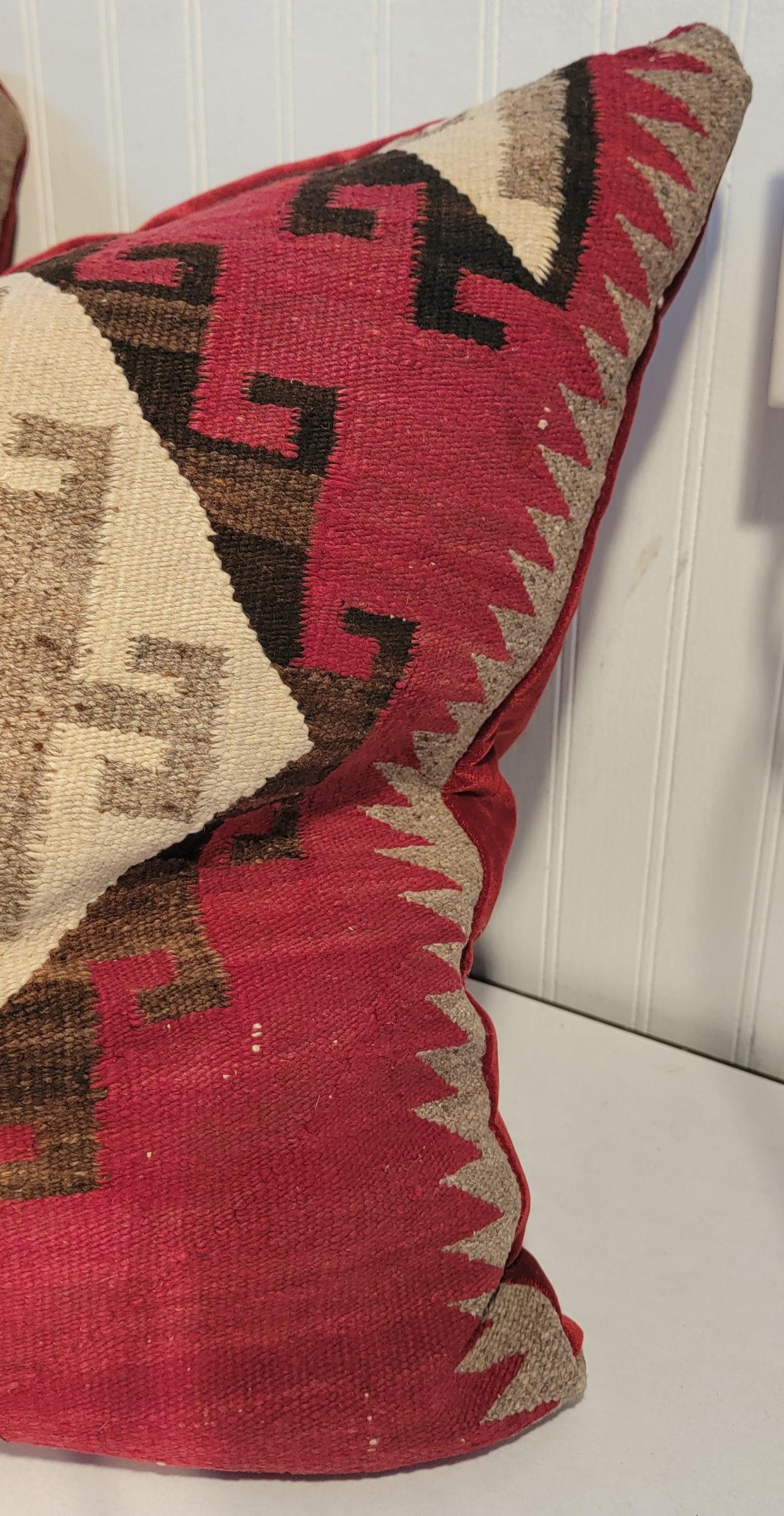 Étonnant tissage indien Navajo Ganada  Vendus par paire, les deux oreillers sont assortis de velours burg.