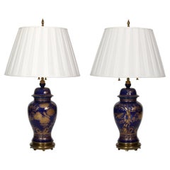Paar marineblaue und vergoldete asiatische Vasen als Lampen montiert