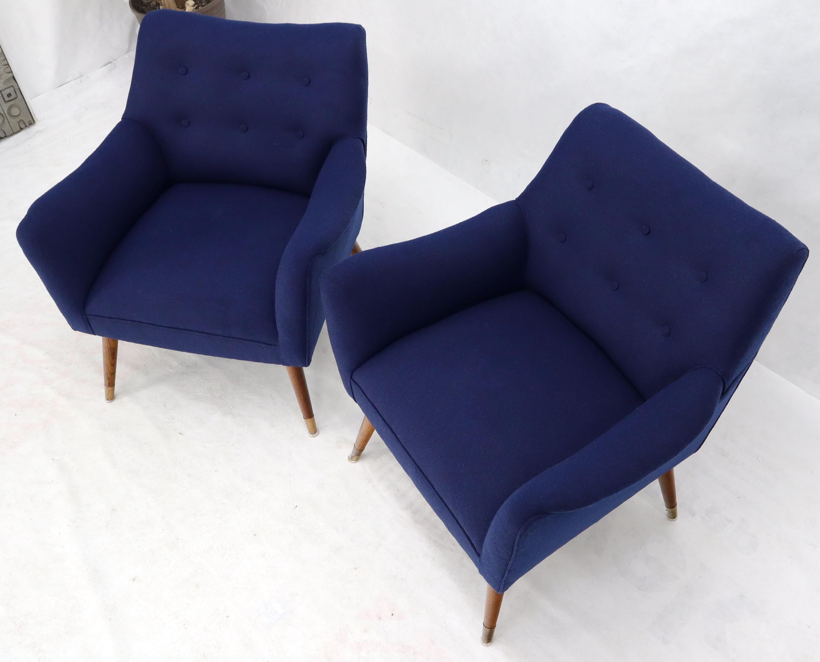 Pair of Navy Blue Mid-Century Modern Lounge Arm Chairs on Tapered Dowel Legs In Excellent Condition For Sale In Rockaway, NJ
