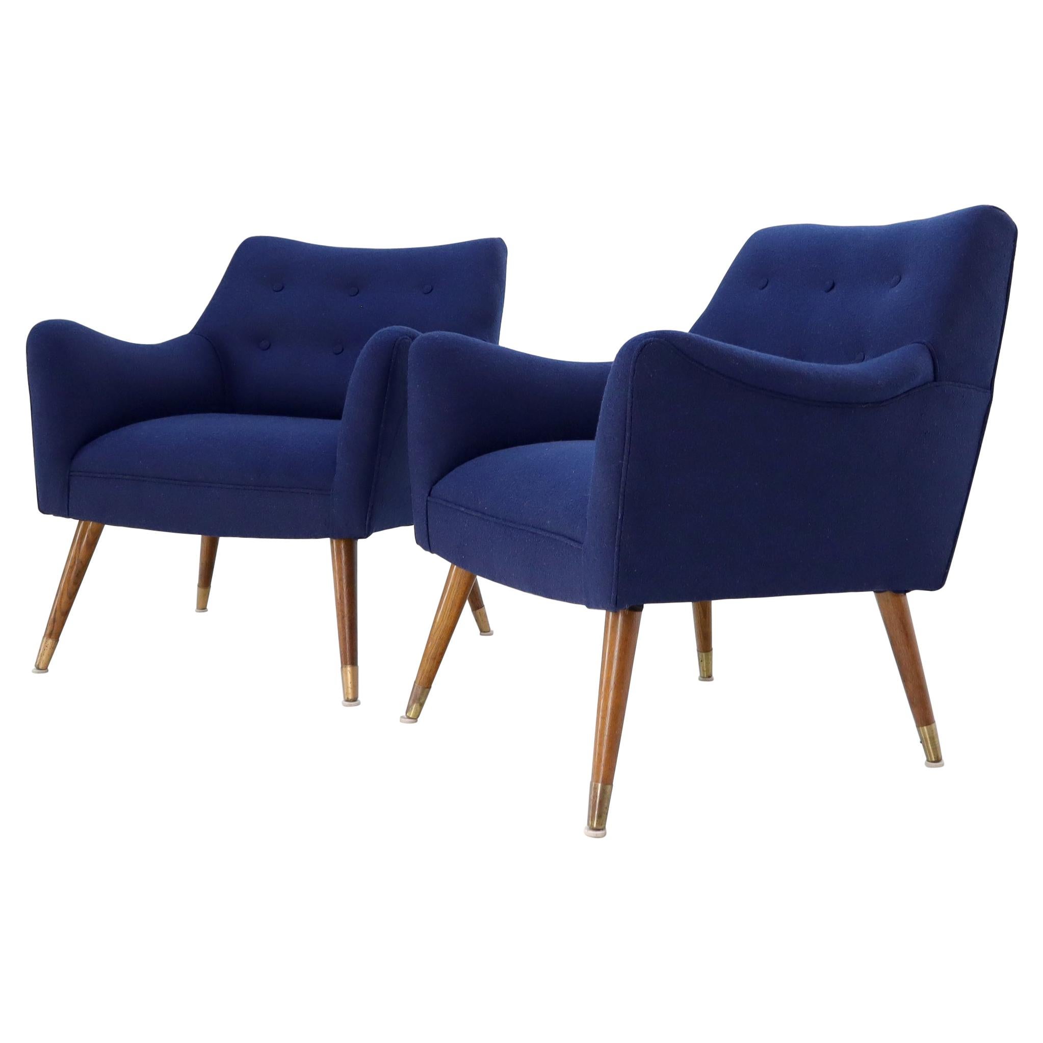 Paar marineblaue Mid-Century-Modern-Lounge-Sessel auf konisch zulaufenden Handtuchbeinen