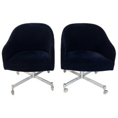 Fauteuil pivotant de direction en mohair bleu marine de Ward Bennett