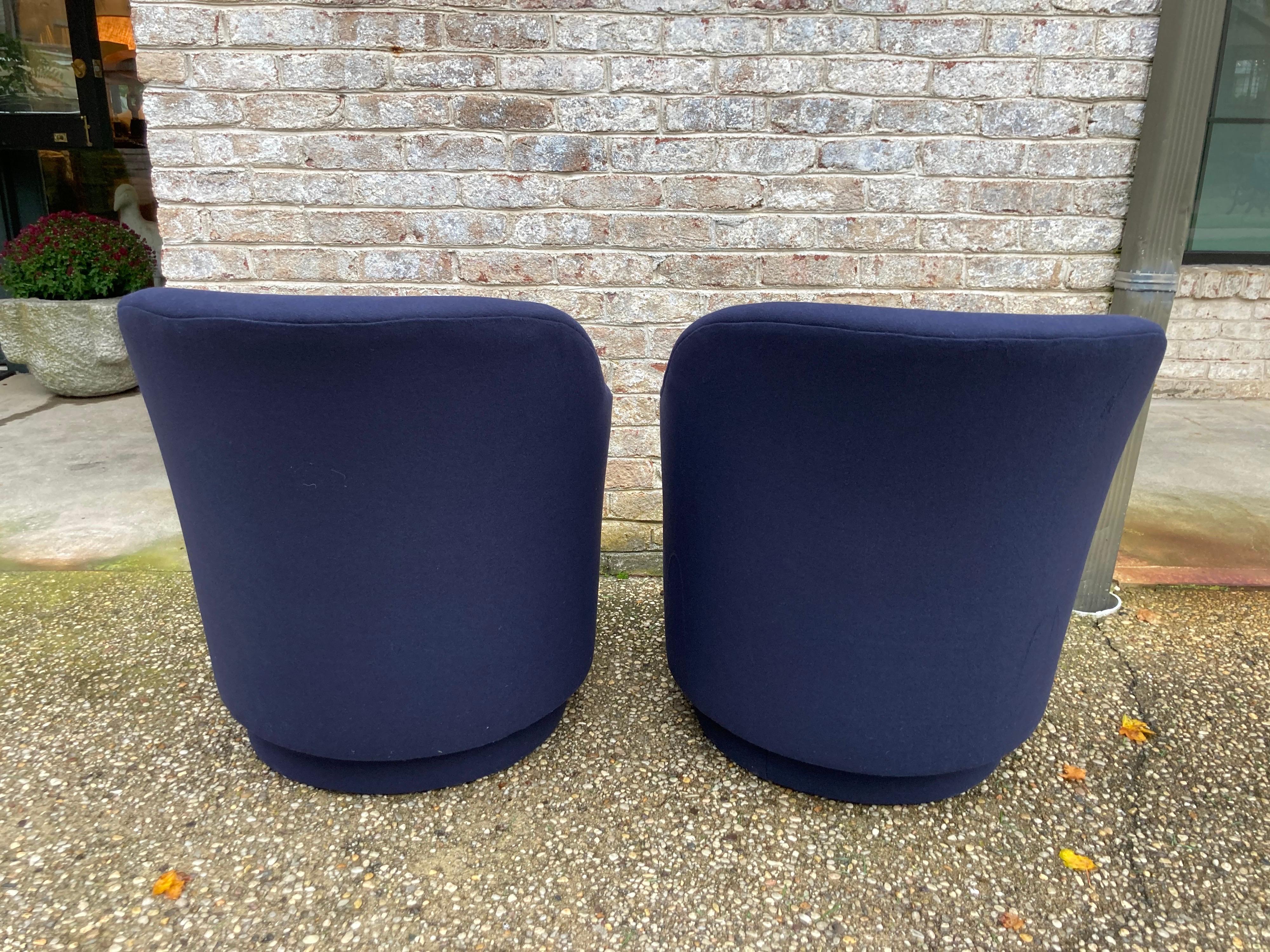 Paire de chaises pivotantes tapissées bleu marine attribuées à Milo Baughman Excellent état - En vente à East Hampton, NY