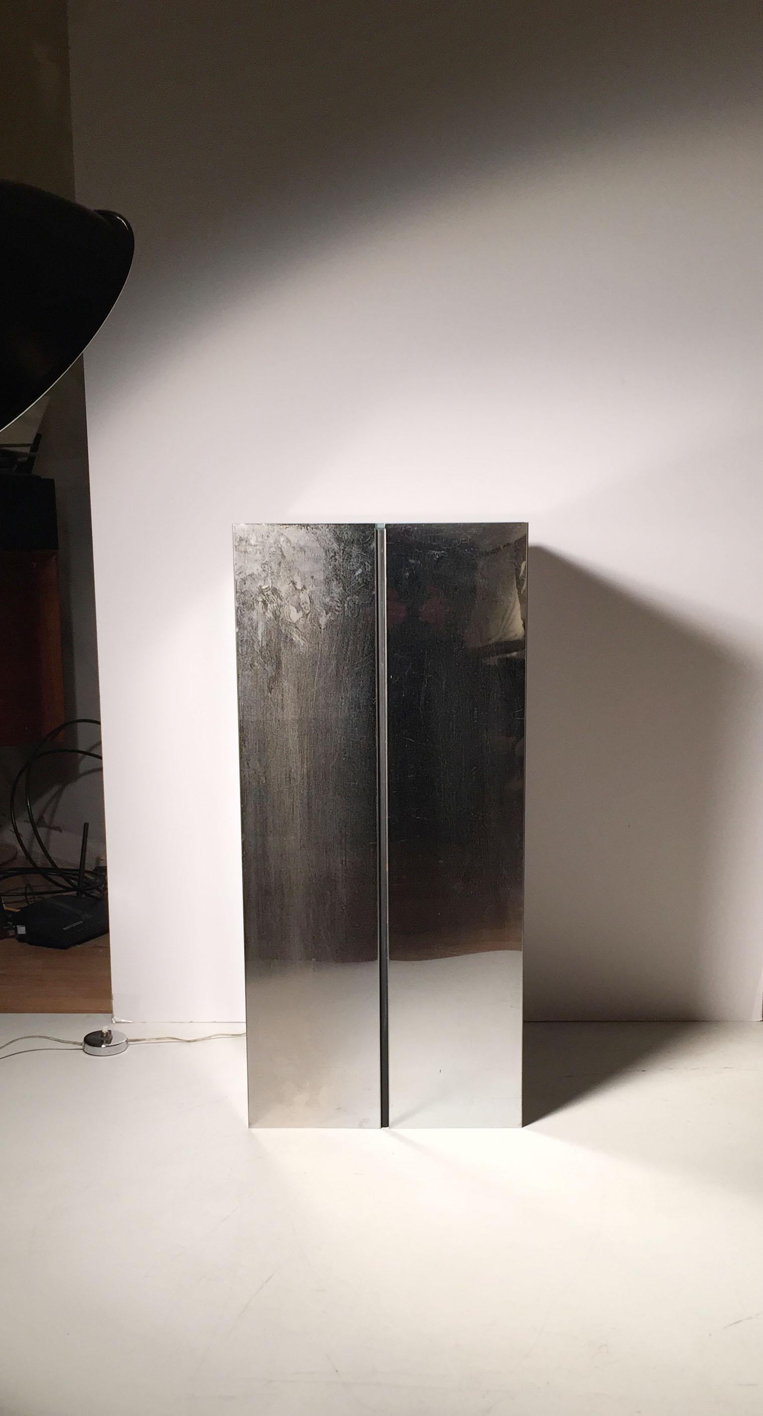 Paar Neal Small Illuminated Pedestal Table Stands für Kovacs im Zustand „Gut“ im Angebot in Chicago, IL