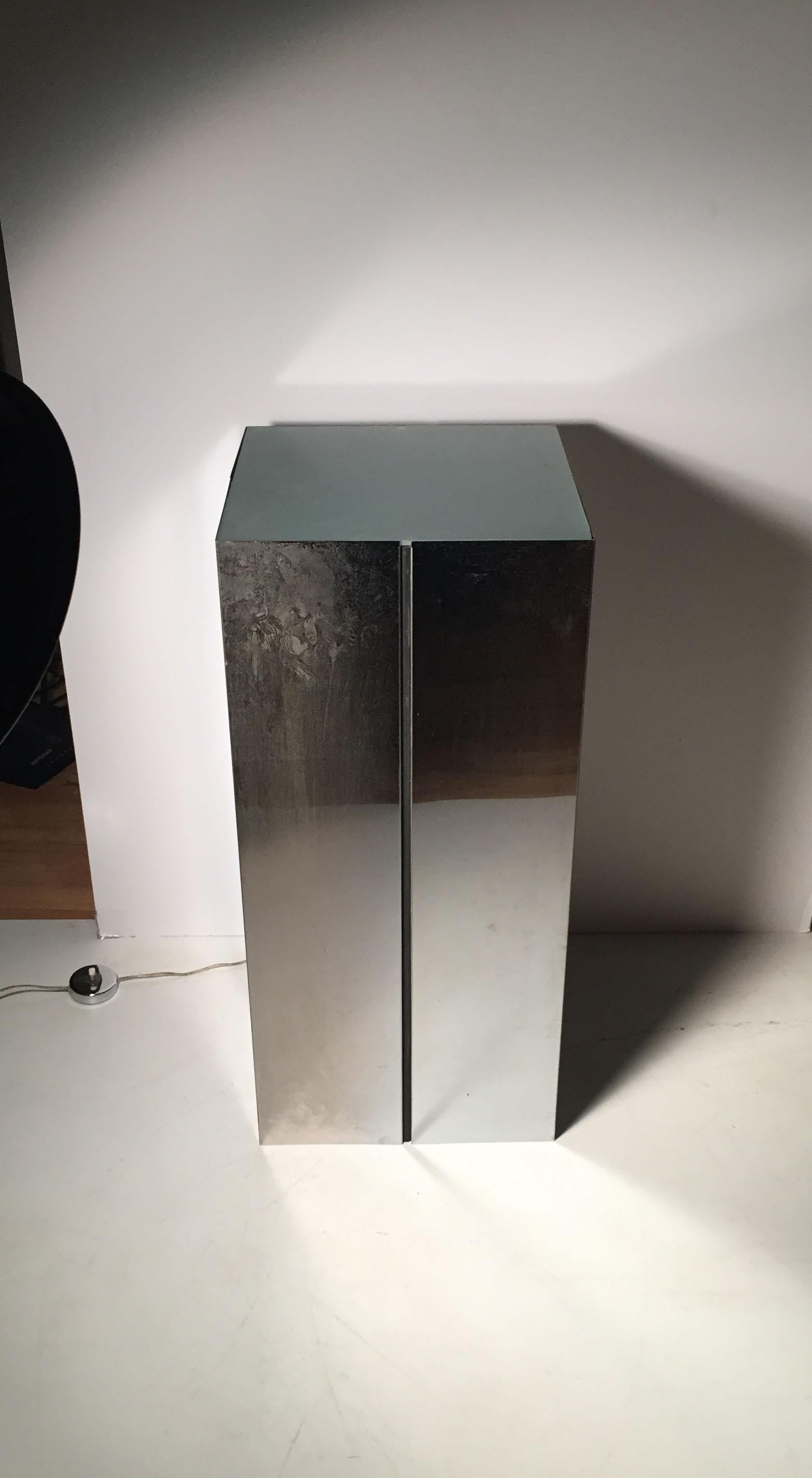 Paar Neal Small Illuminated Pedestal Table Stands für Kovacs (20. Jahrhundert) im Angebot