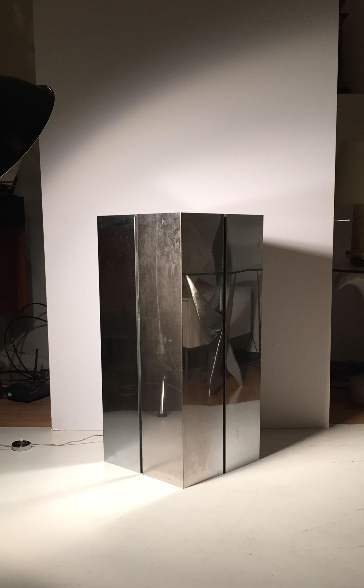 Paar Neal Small Illuminated Pedestal Table Stands für Kovacs im Angebot 1
