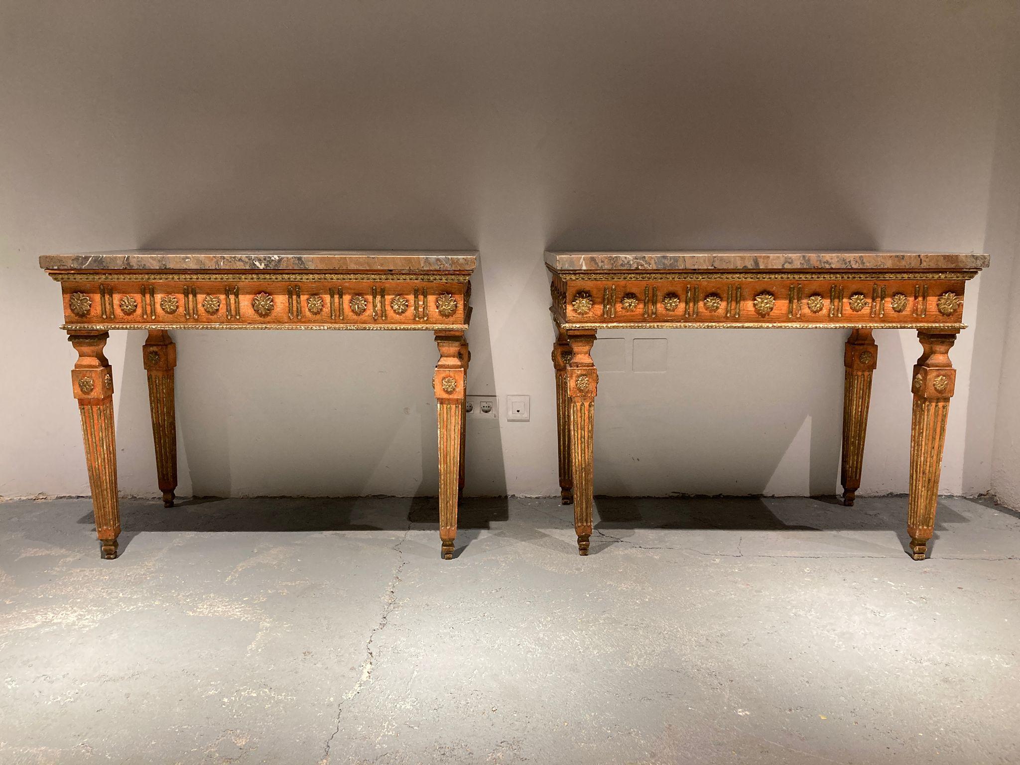 Incredible pair of Neapolitan consoles from the time of King Carlos III.
They stand out for their large size and majesty, being a couple of unique tables.
Its colors and the robustness of its design mean that it can fit into very diverse