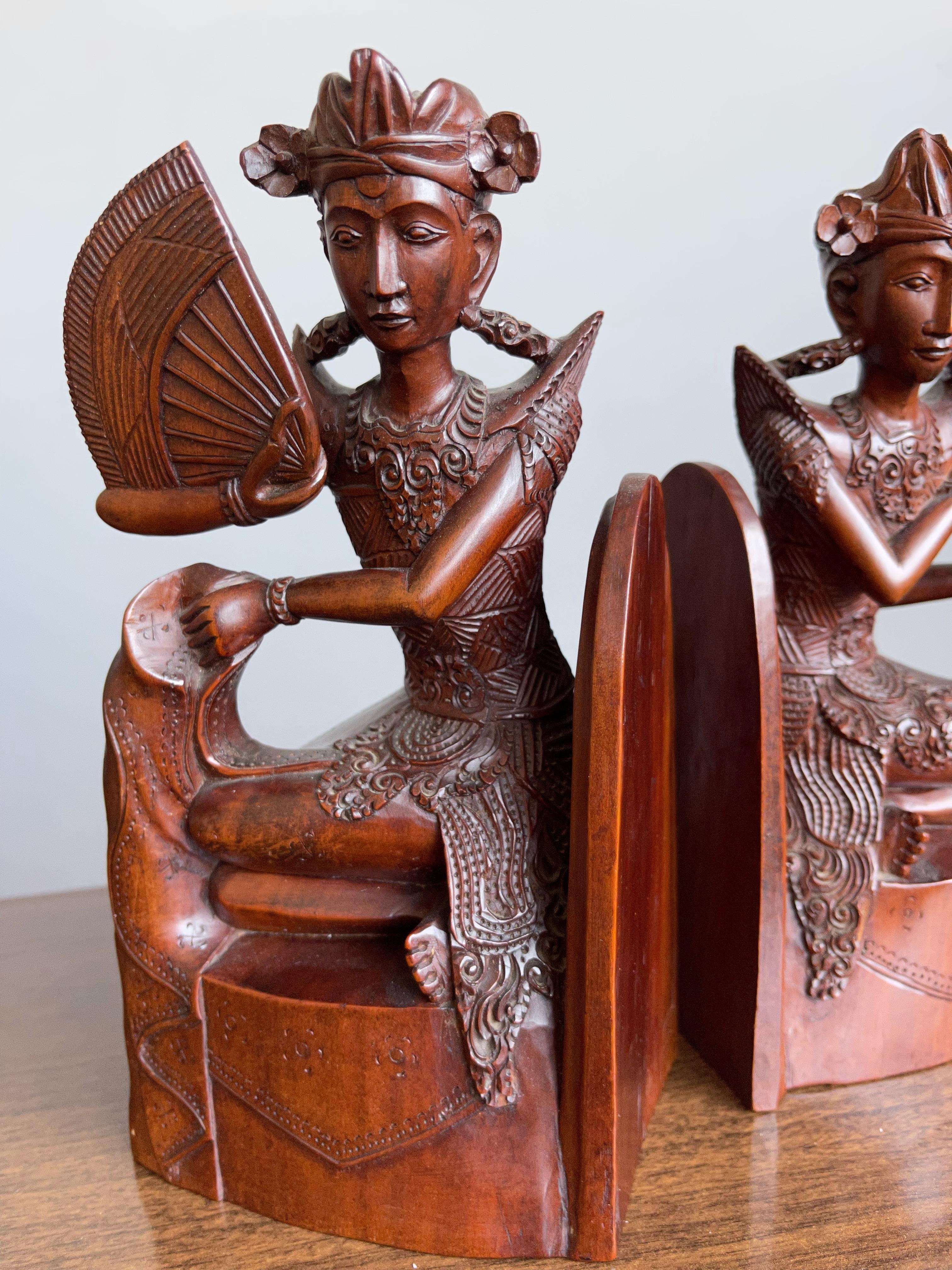 Pair of Near Antique Balinese Handcarved Wooden Bookends, Legong Dancers w. Fans In Good Condition In Lisse, NL
