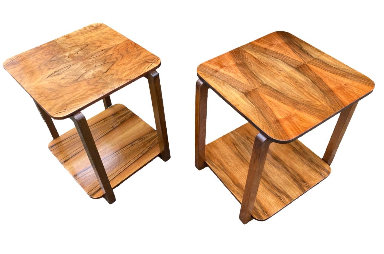 Une jolie paire de tables d'appoint Art Déco presque assorties, datant de 1930. Ces jolies tables sont toutes deux en noyer très figuré avec des placages attrayants sur le dessus et le dessous. Ils sont tous deux montés sur roulettes, ce qui