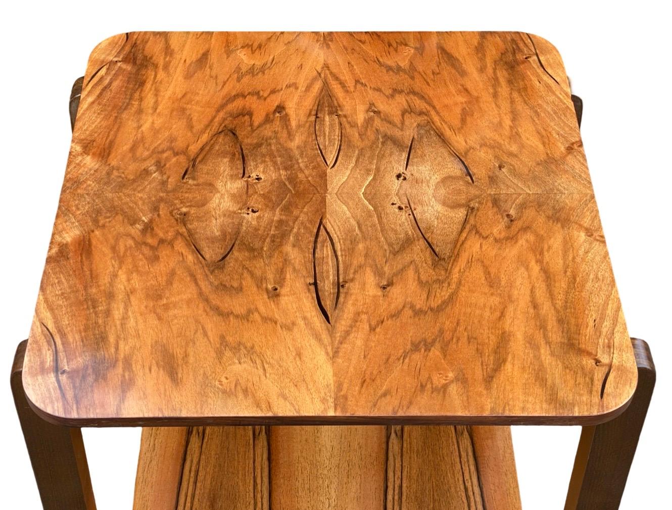 Art déco Paire de tables d'appoint/tables de nuit presque assorties en vente