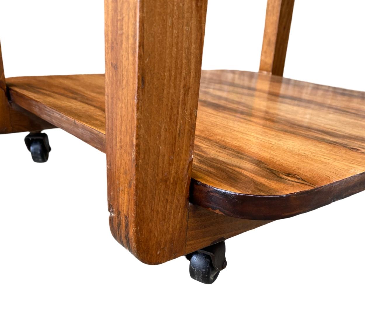 Européen Paire de tables d'appoint/tables de nuit presque assorties en vente