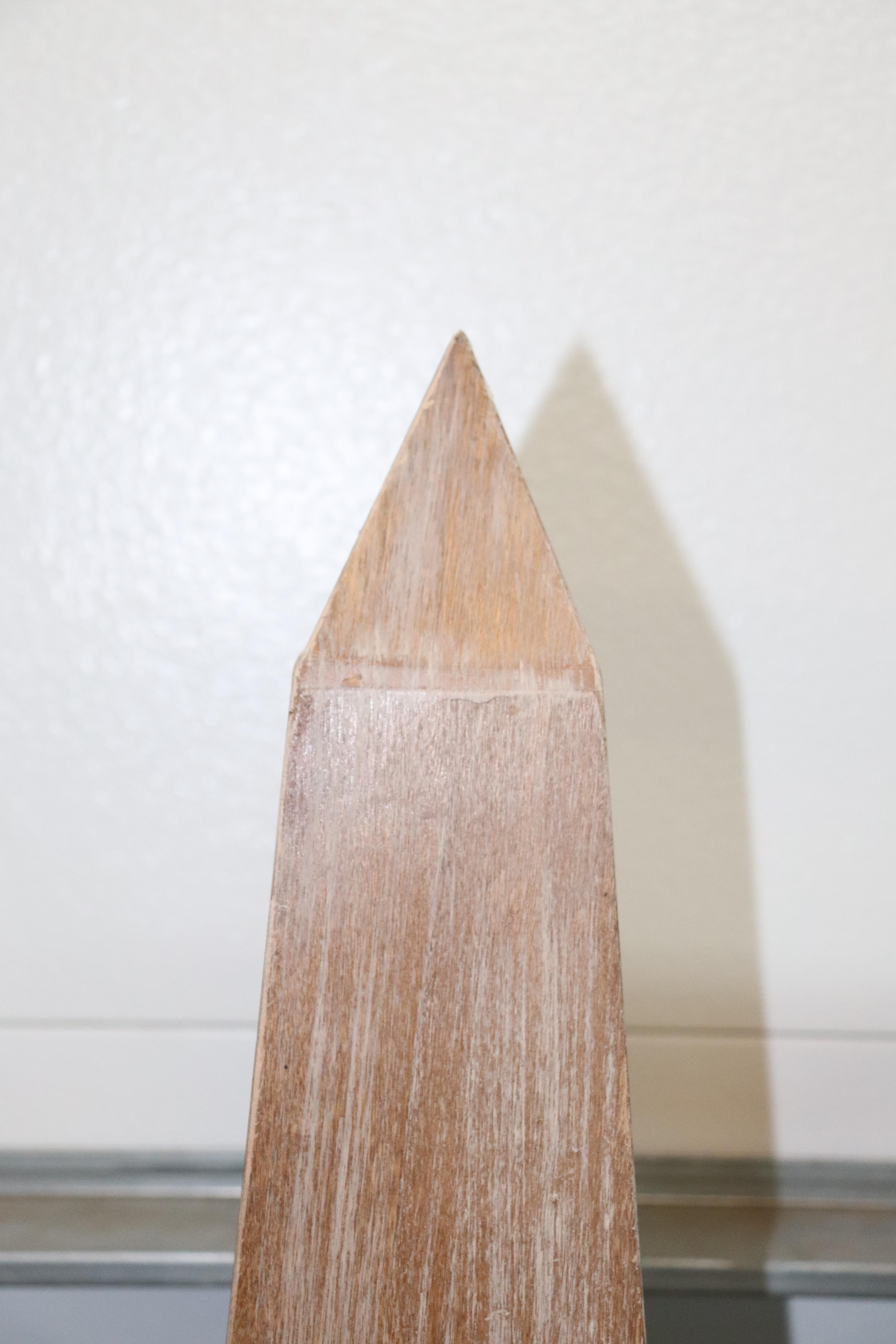 Paar französische Obelisken aus gekälkter Eiche und geschnitztem Gesso, Neary im Angebot 3