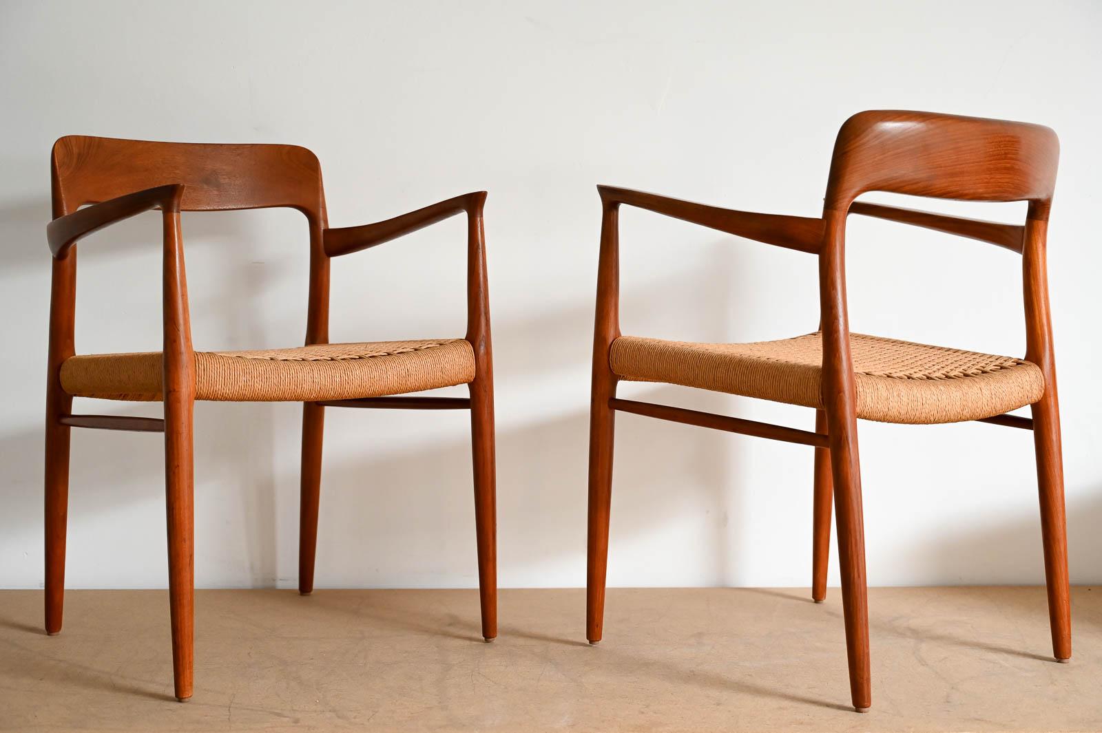 Paire de fauteuils Neils Moller modèle 77, vers 1960.  Belle paire originale de fauteuils Neils Moller en teck sculpté avec assise en carton tissé.  Excellent état d'origine que nous évaluons à 9/10 avec pratiquement aucune usure.  Cette paire est