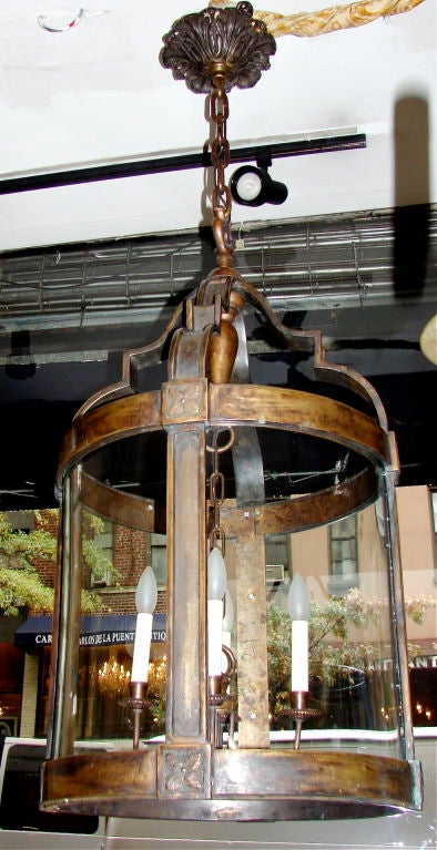 Paire de lanternes en bronze de style néoclassique français datant d'environ 1900, avec panneaux de verre d'origine. Vendu à l'unité.

Mesures :
Hauteur (chute minimale) 38
Diamètre 20