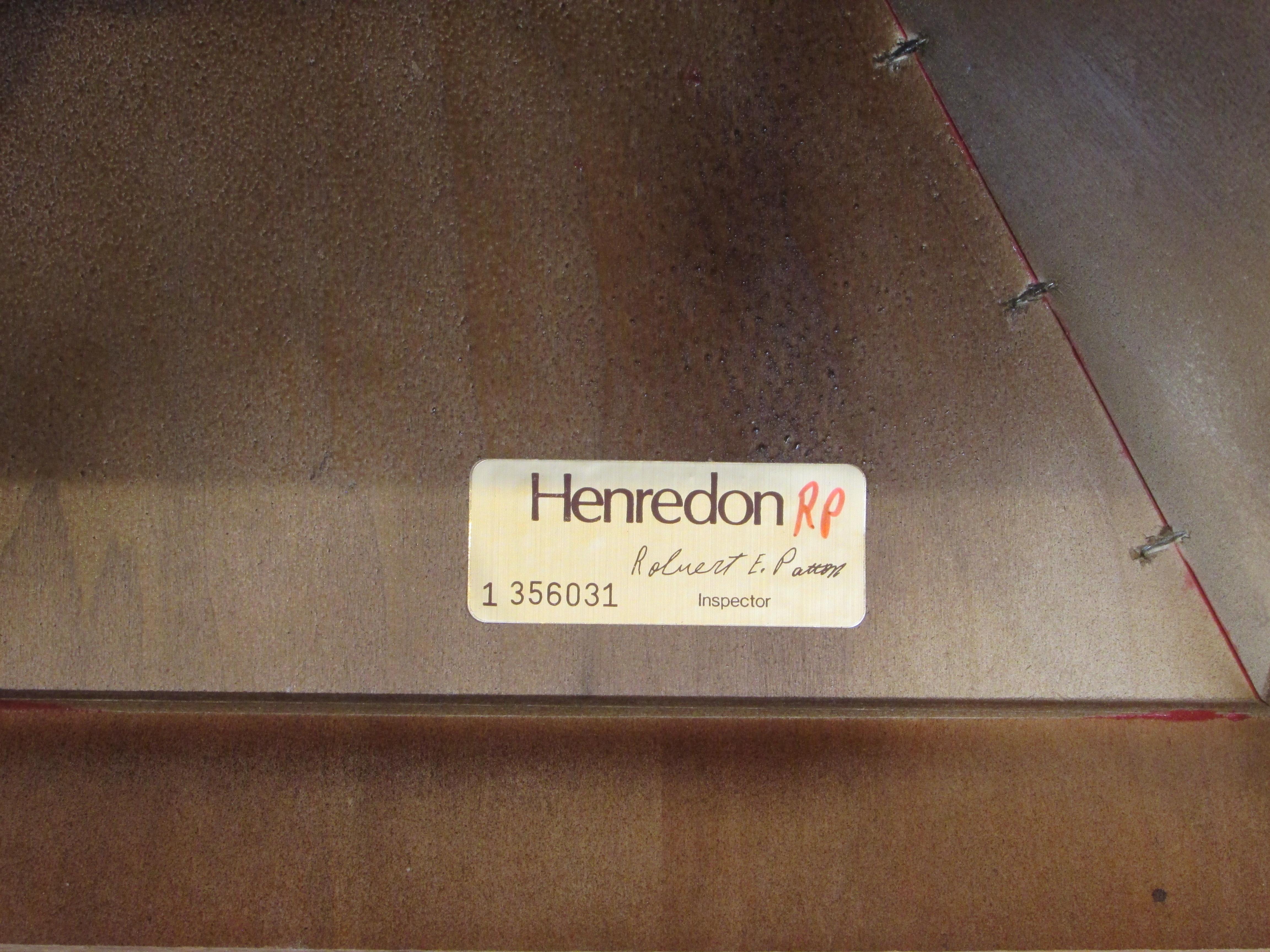 Paar quadratische Neo Classic Henredon Beistelltische mit Muschelkantenfuß im Angebot 4