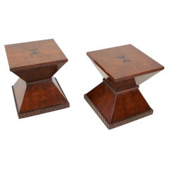 Pareja de mesas auxiliares cuadradas neoclásicas Henredon con base de borde festoneado