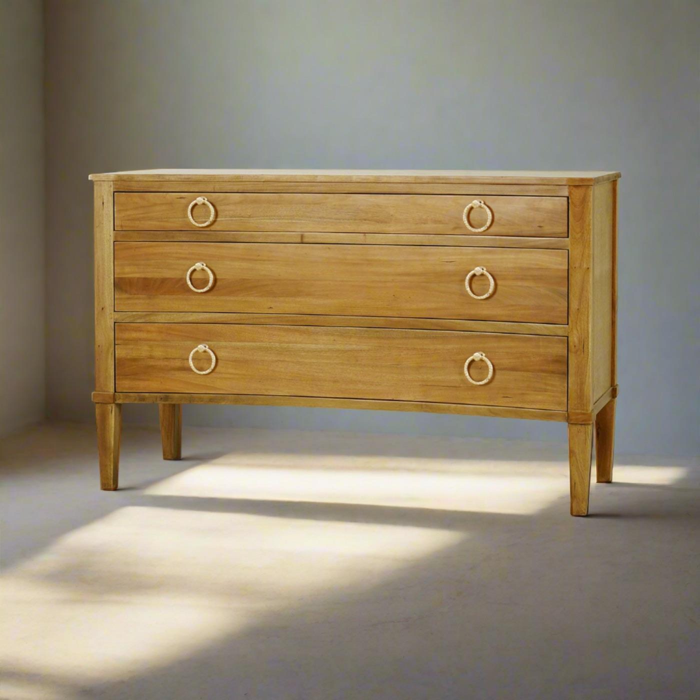 Realizzata in mogano e rifinita con la nostra finitura Antique French Oak, questa toilette mette in mostra la bellezza senza tempo del design classico con un tocco contemporaneo.

Le tonalità calde e le ricche venature del legno esaltano il fascino