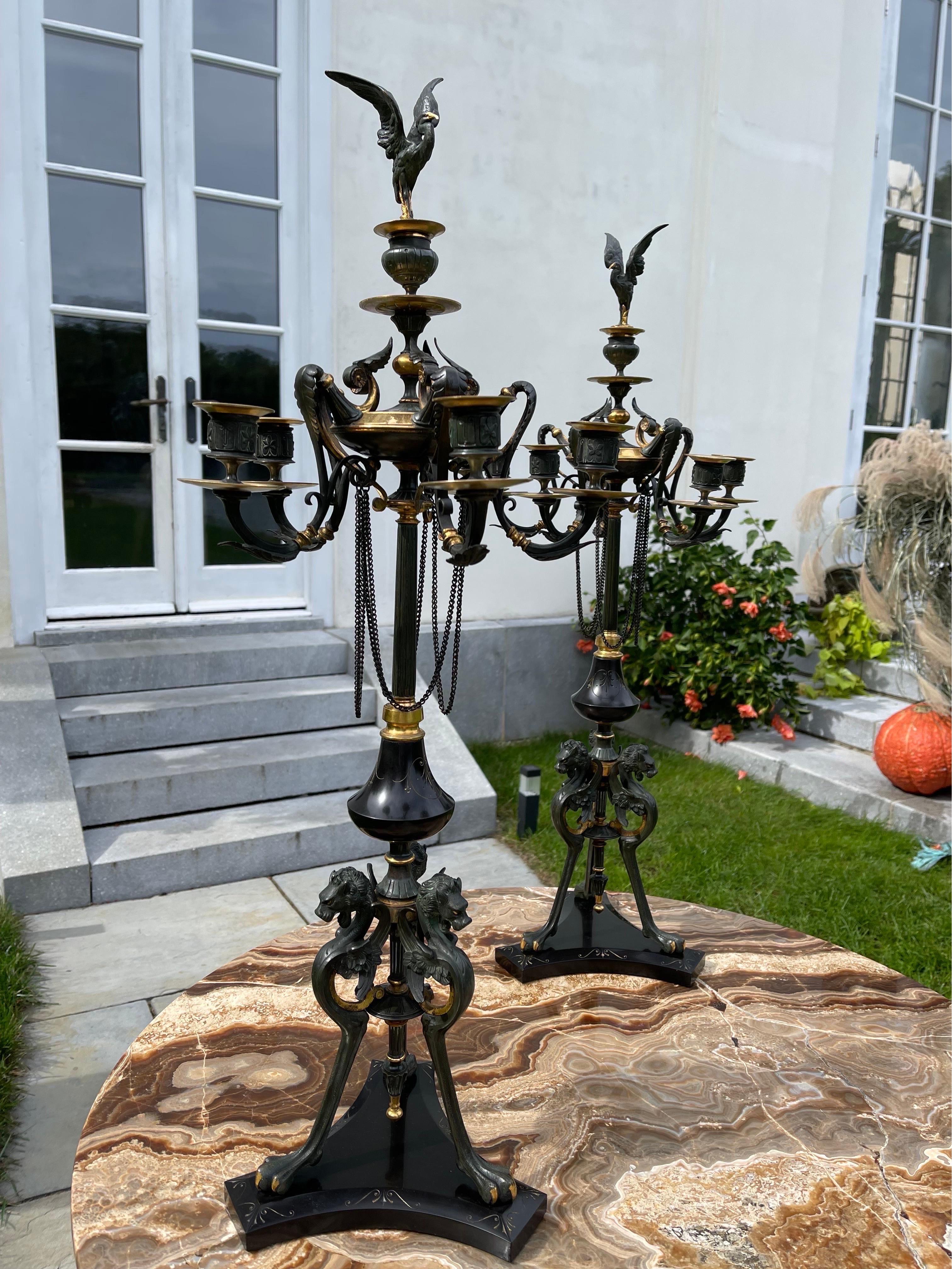 Cette magnifique paire de chandeliers néoclassiques à six bras représente l'un des meilleurs savoir-faire de l'époque. 
Fabriqué à Paris par l'un des meilleurs bronziers Ferdinand Barbedienne, vers 1870.
Chaque élément des bras et des coupes de