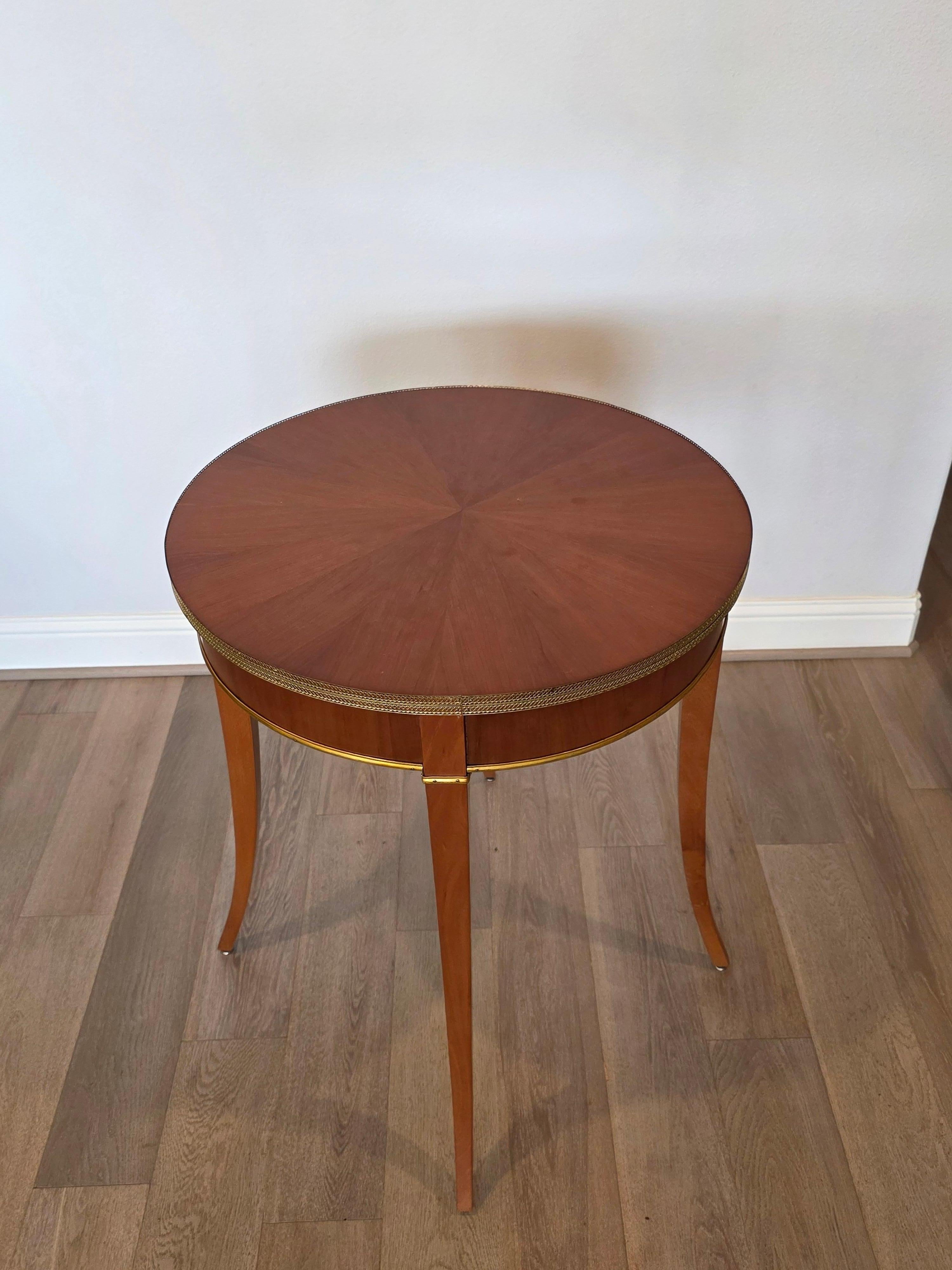 Coppia di tavolini rotondi neoclassici in legno di ciliegio e ottone dorato in vendita 5