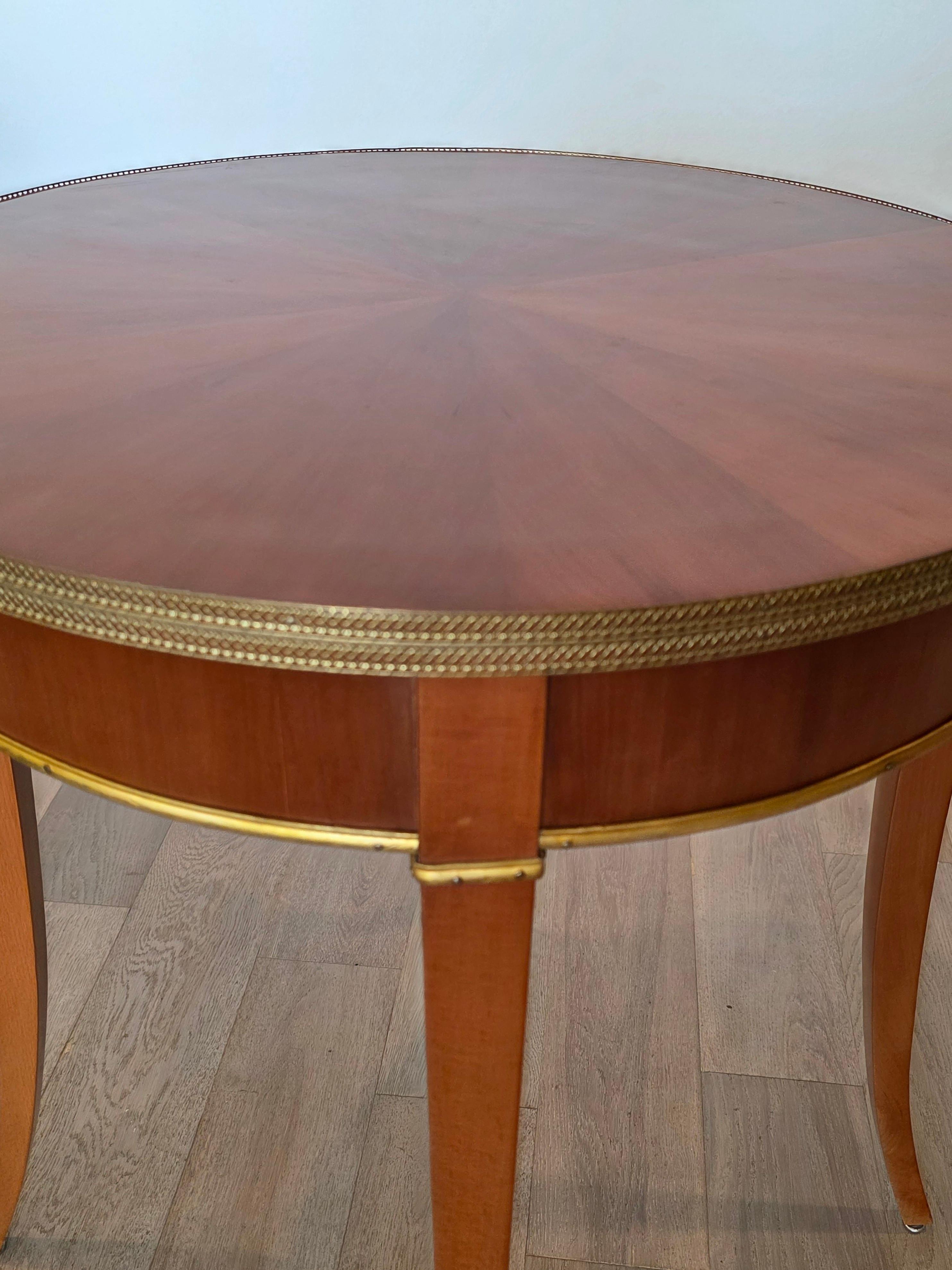 Coppia di tavolini rotondi neoclassici in legno di ciliegio e ottone dorato in vendita 6