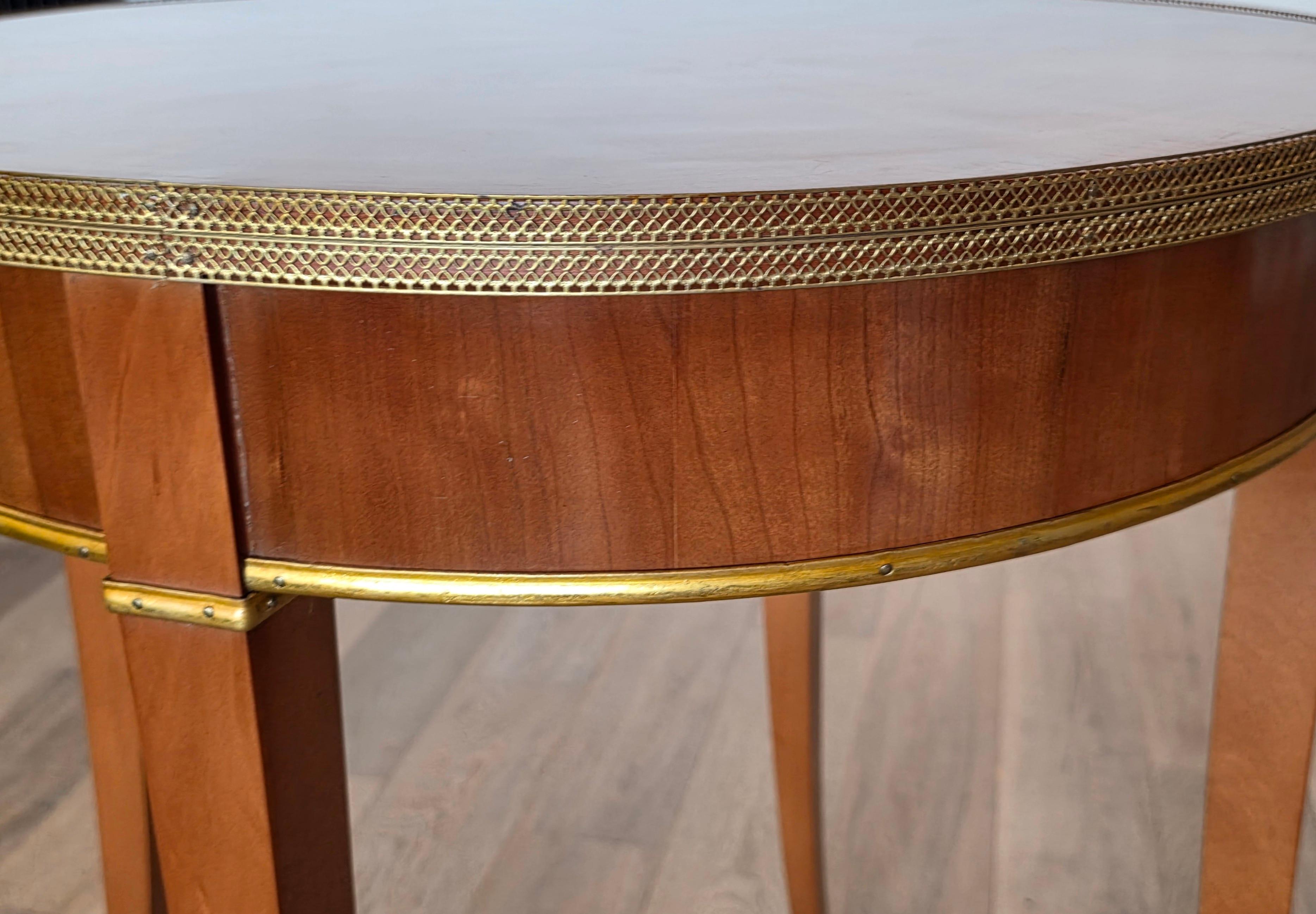 Coppia di tavolini rotondi neoclassici in legno di ciliegio e ottone dorato in vendita 7