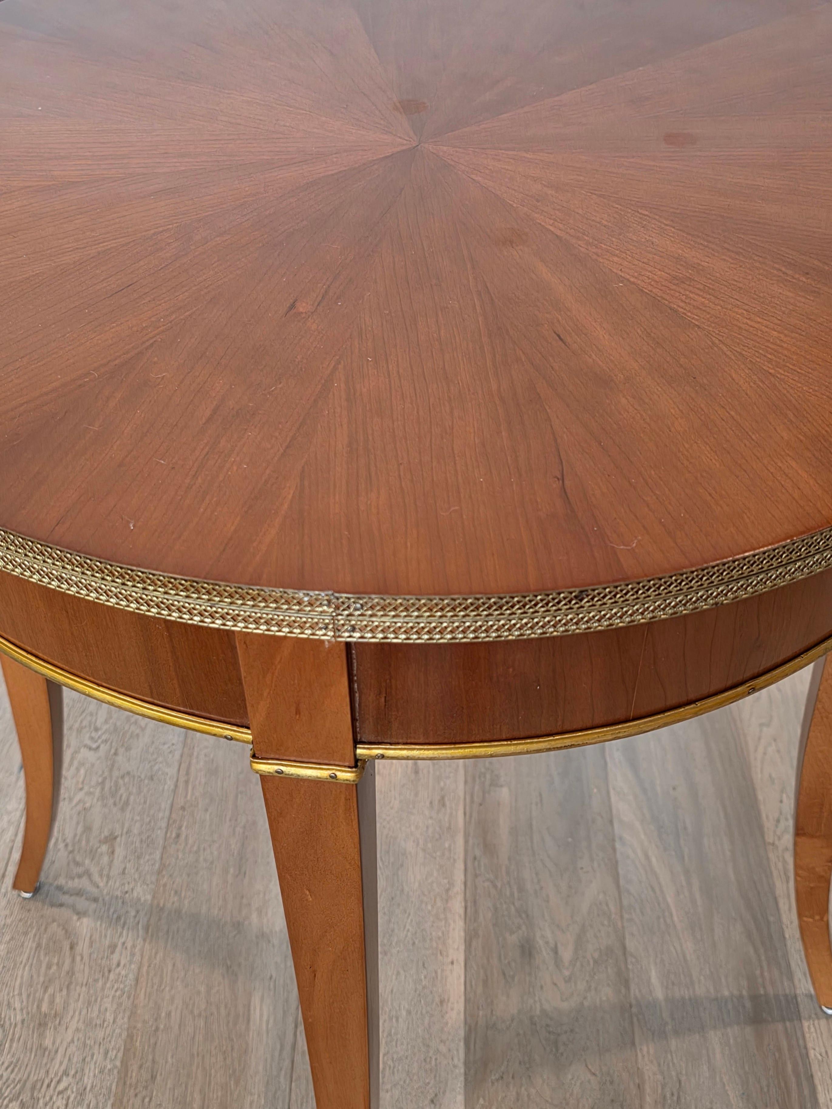 Coppia di tavolini rotondi neoclassici in legno di ciliegio e ottone dorato in vendita 8