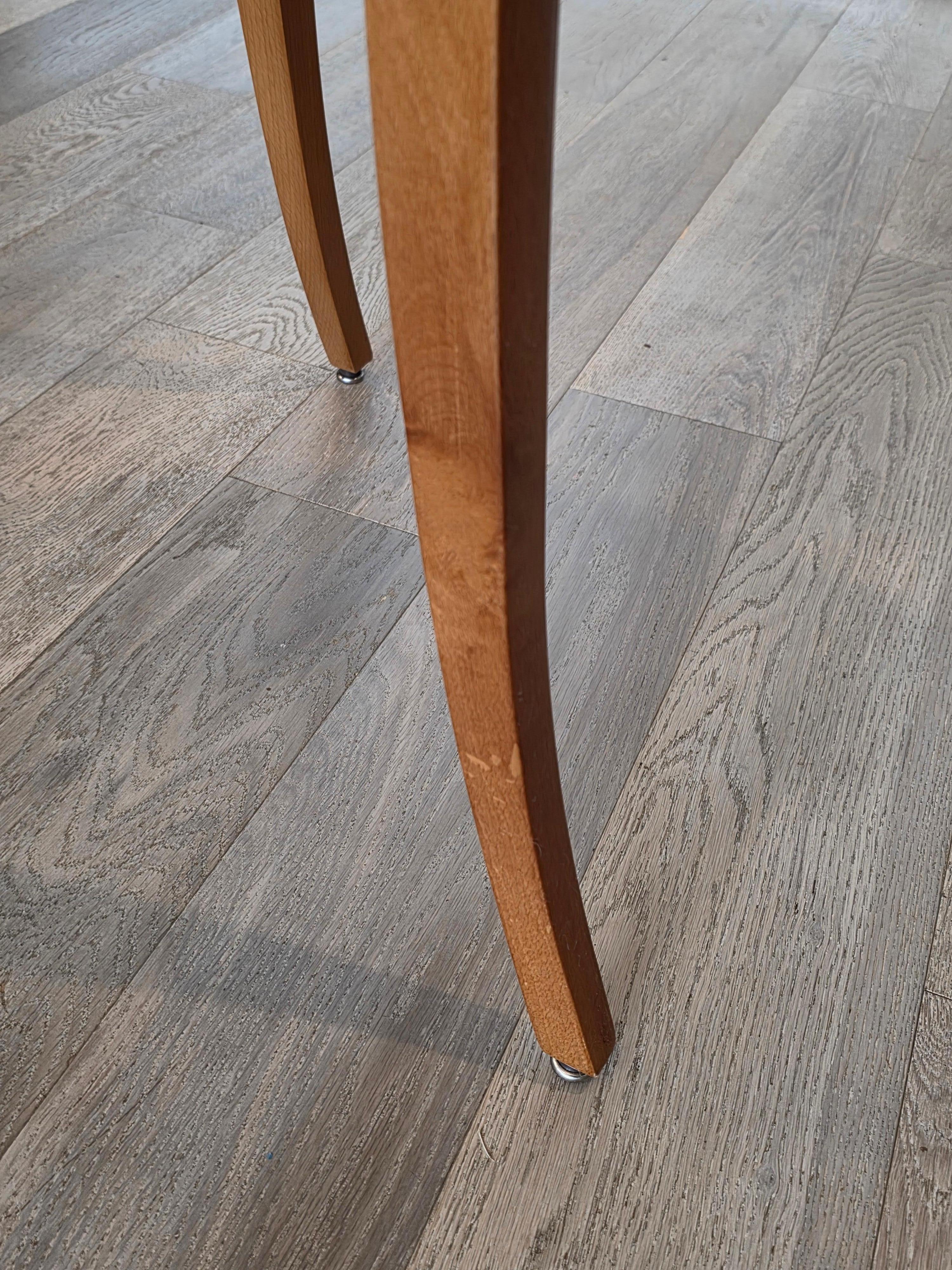 Coppia di tavolini rotondi neoclassici in legno di ciliegio e ottone dorato in vendita 9