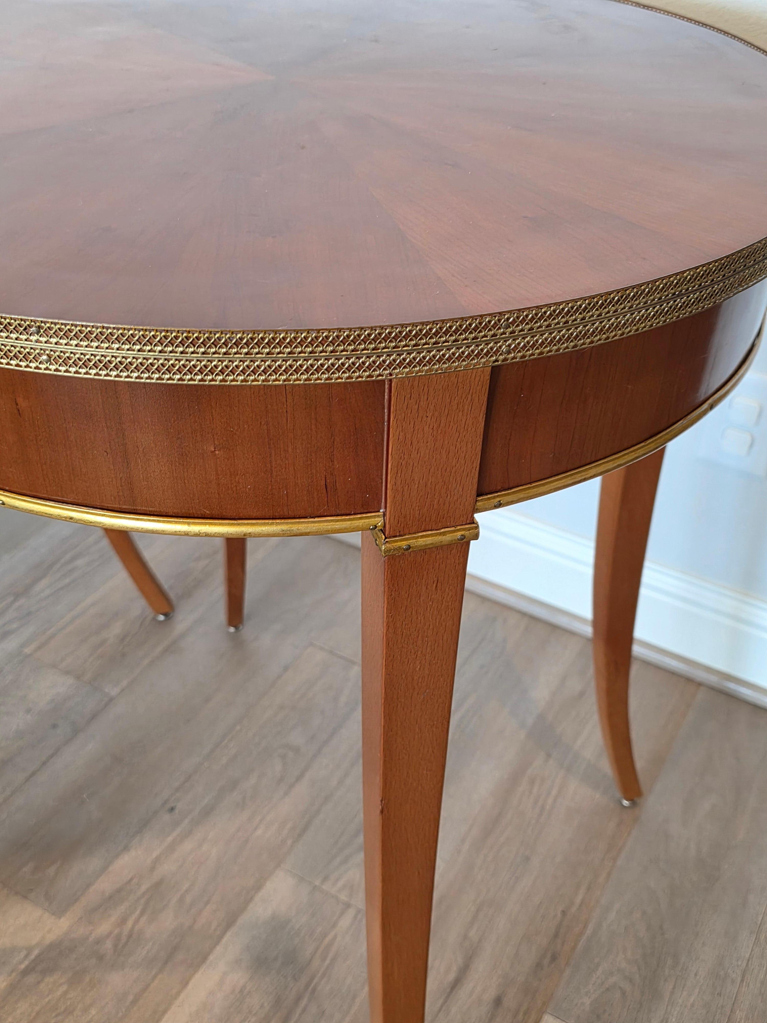 Coppia di tavolini rotondi neoclassici in legno di ciliegio e ottone dorato in vendita 10