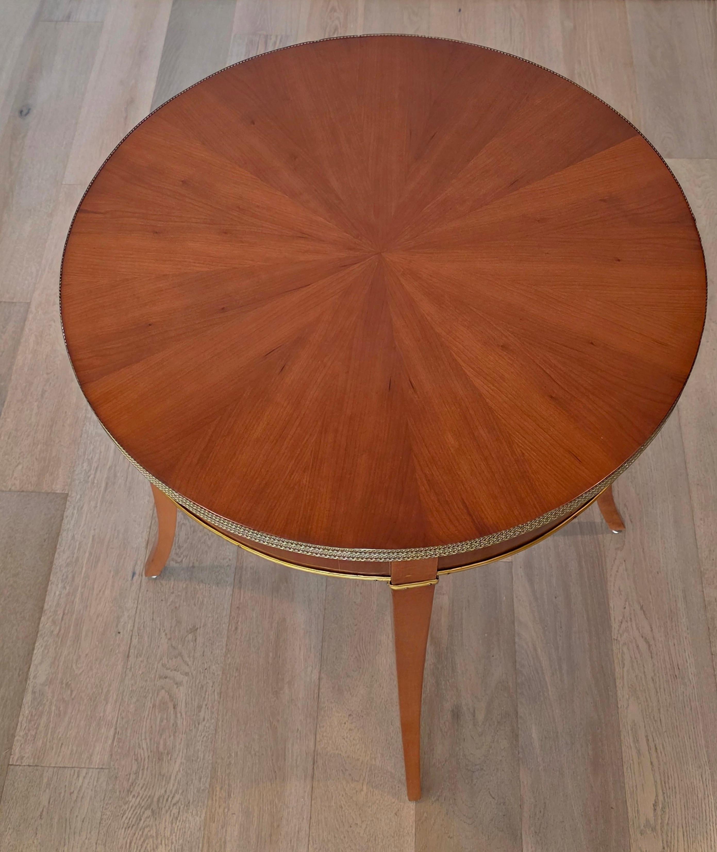 Coppia di tavolini rotondi neoclassici in legno di ciliegio e ottone dorato in vendita 11