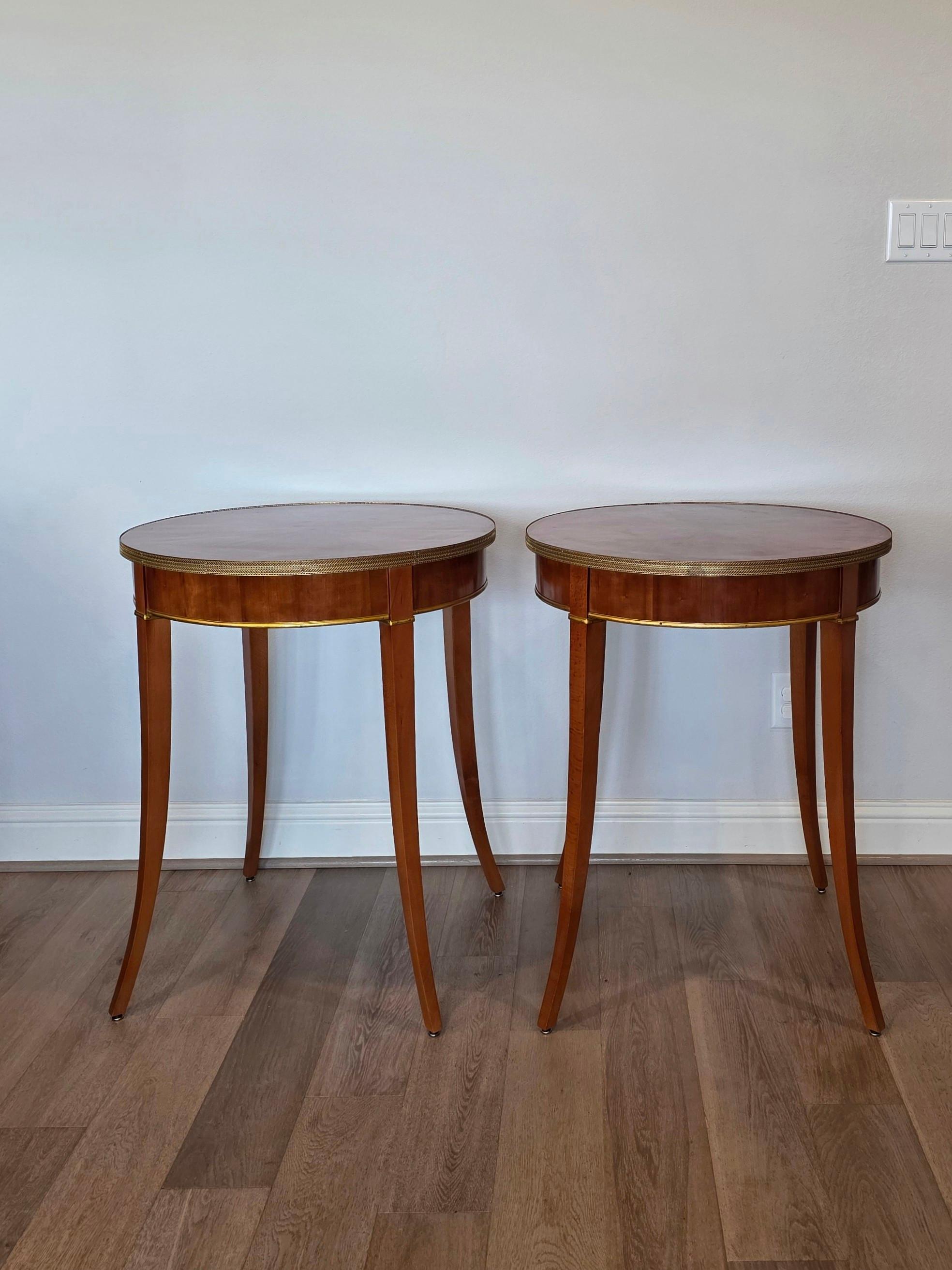 Coppia di tavolini rotondi neoclassici in legno di ciliegio e ottone dorato in vendita 12