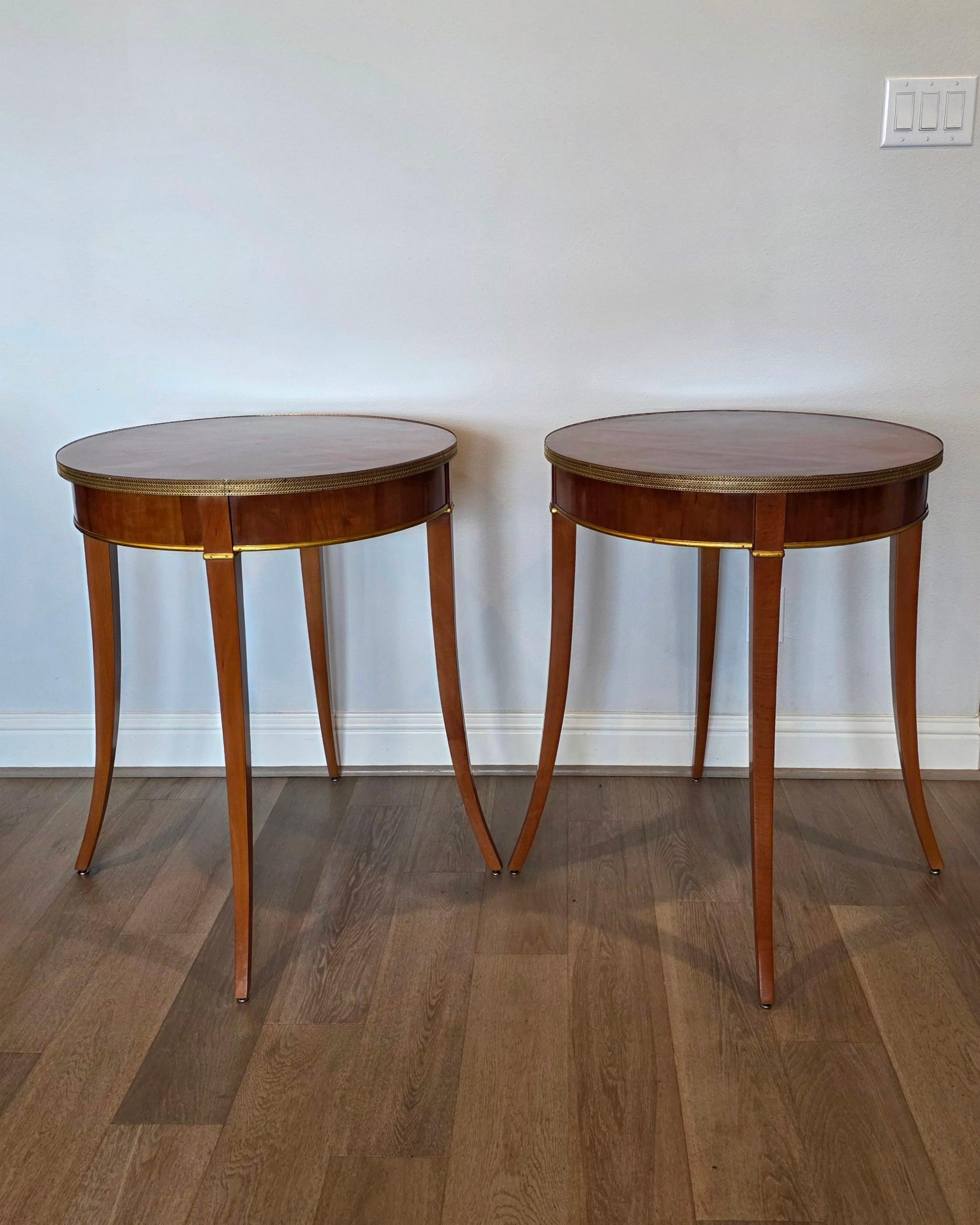 Coppia di tavolini rotondi neoclassici in legno di ciliegio e ottone dorato in vendita 13