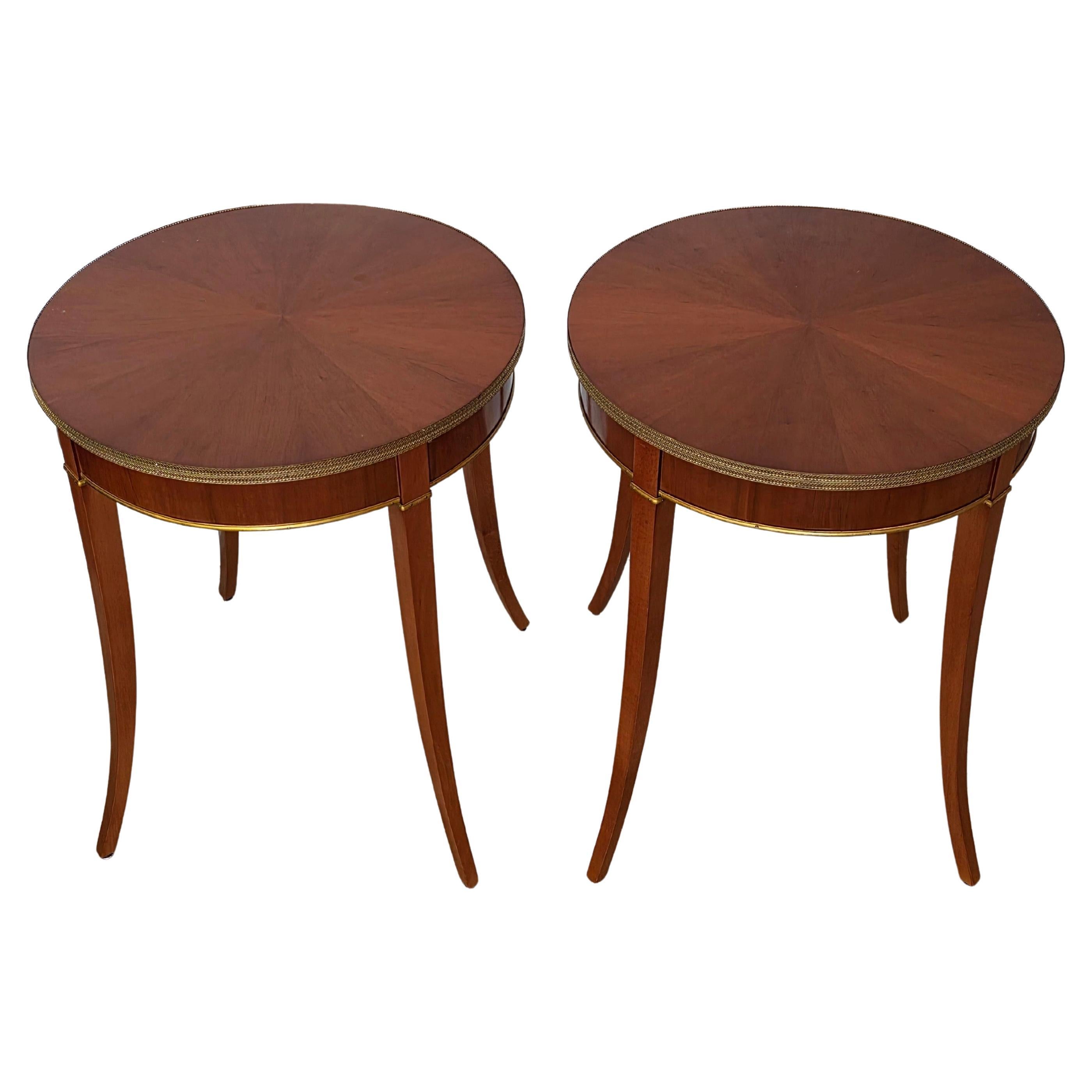 Aggiungi eleganza raffinata, lusso senza tempo e raffinatezza con questa coppia di tavolini in ciliegio in stile classico!

Dal design contemporaneo di elegante gusto francese, eccezionalmente eseguito in stile neoclassico del XVIII/XIX secolo,