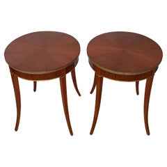 Paire de tables d'appoint rondes néoclassiques en cerisier et laiton doré